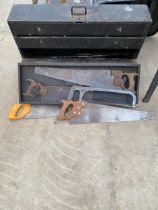 A VINTAGE WOODEN JOINERS CHEST CONTAINING TOOLS TO INCLUDE SCREW DRIVERS, A RASP AND SAWS ETC