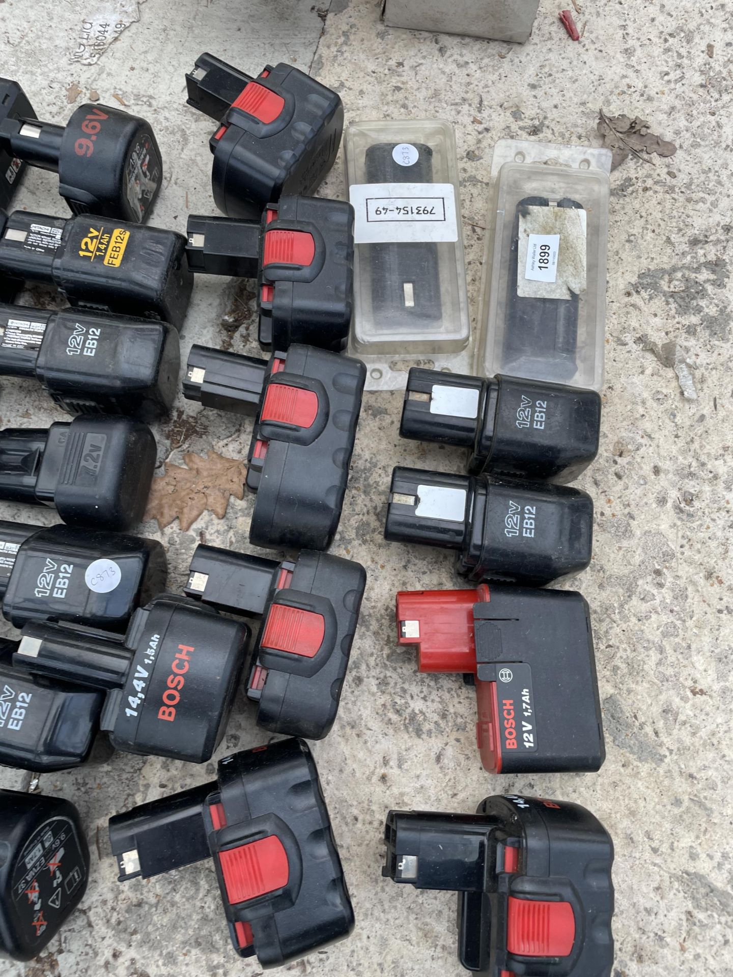 A LARGE QUANTITY OF POWER TOOL BATTERIES TO INCLUDE BOSCH AND MAKITA ETC - Image 3 of 3