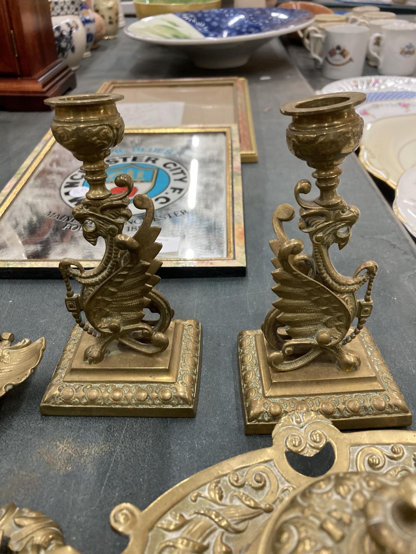 THREE ORNATE VINTAGE BRASS INKWELLS TOGETHER WITH A PAIR OF GRIFFIN DESIGN CANDLESTICKS - Image 4 of 4