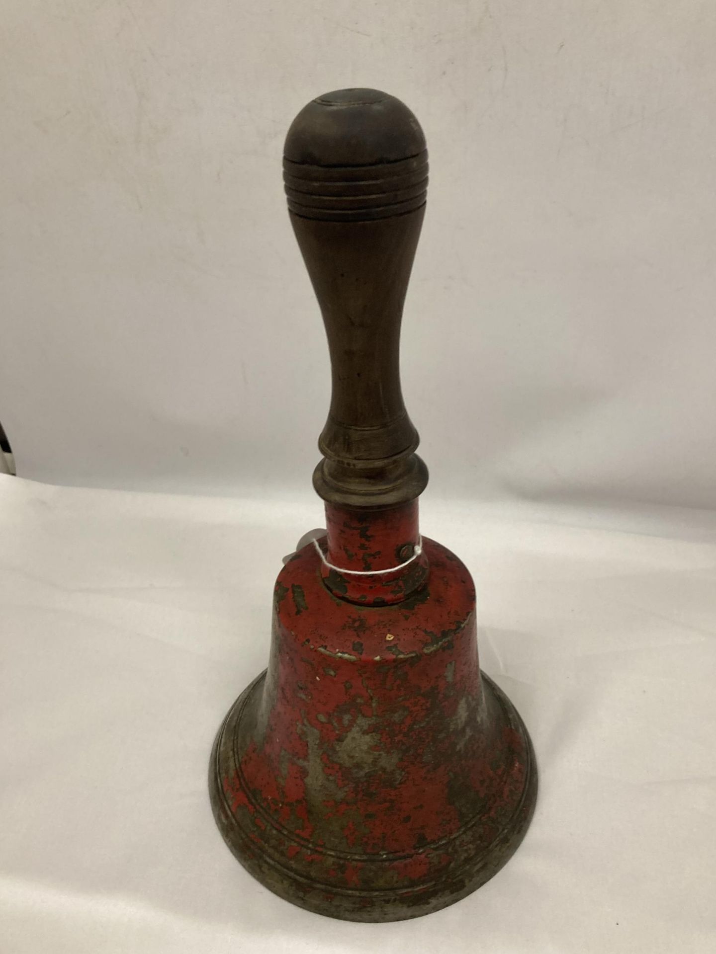A LARGE VINTAGE METAL BELL WITH A WOODEN HANDLE - Image 2 of 3