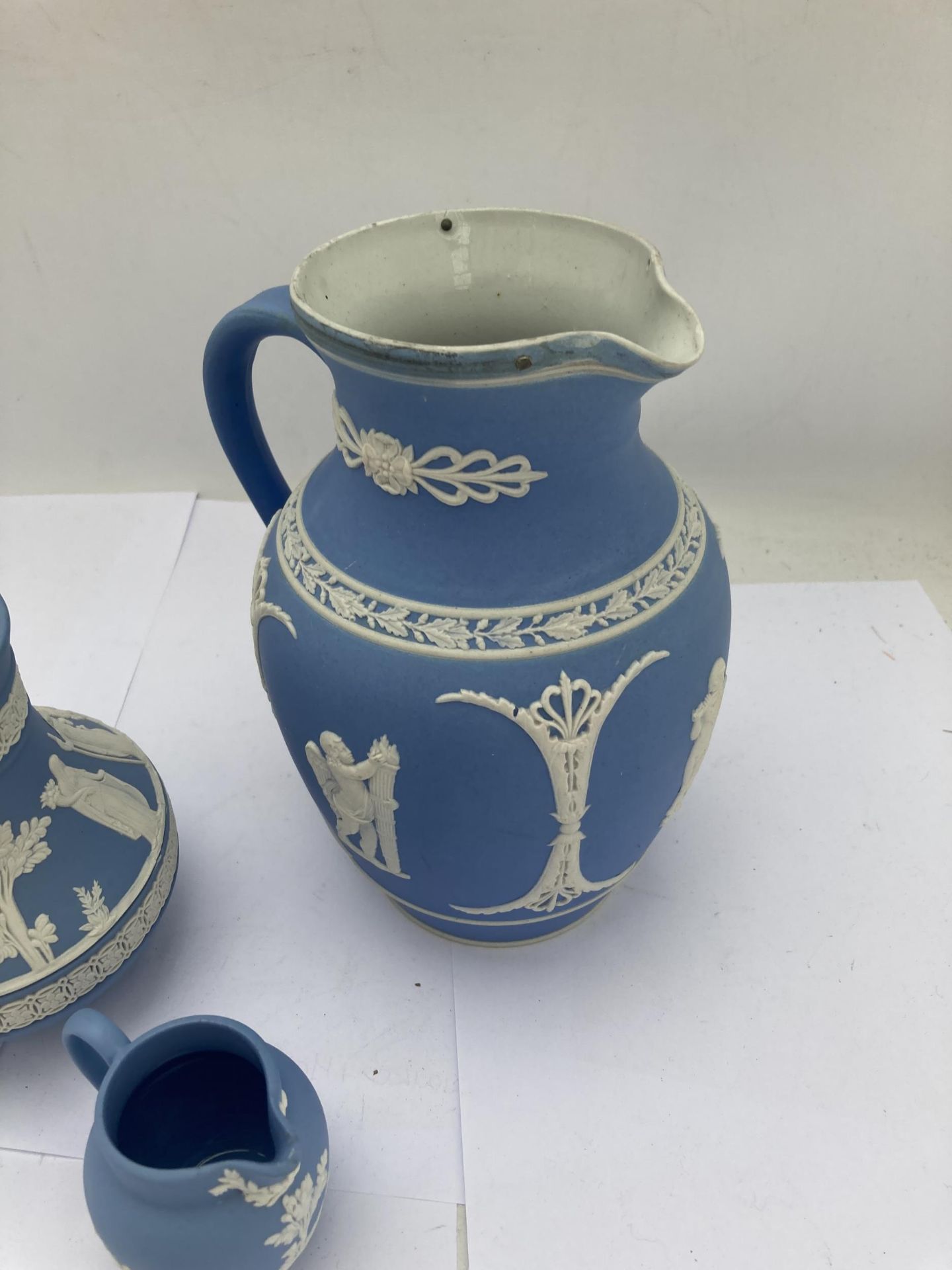 A GROUP OF THREE JASPERWARE ITEMS - TWO WEDGWOOD JUGS AND FURTHER JUG - Image 2 of 4