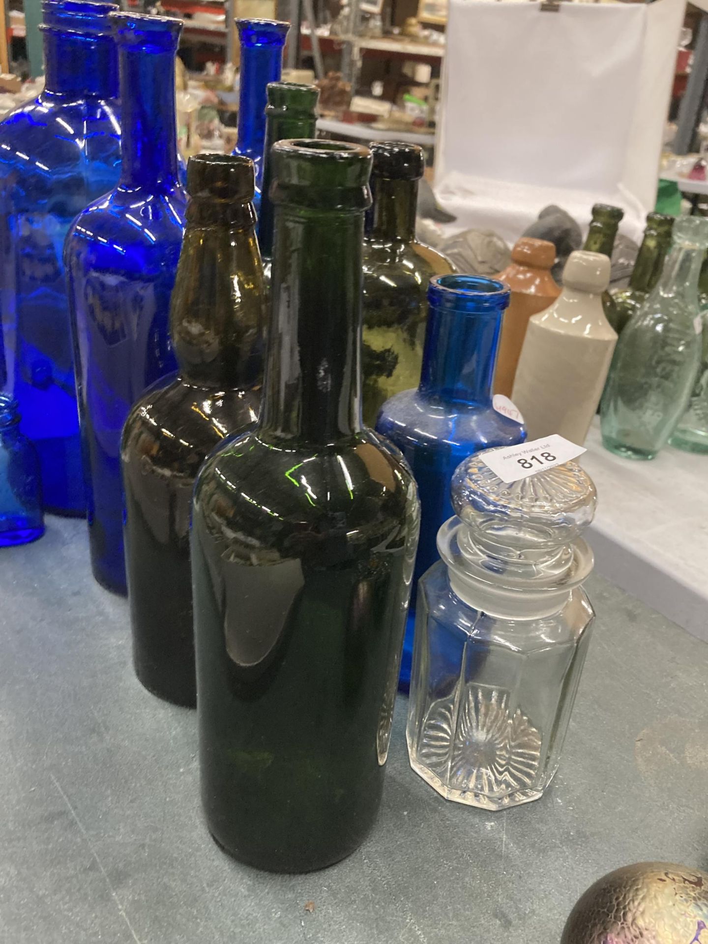 A COLLECTION OF VINTAGE GLASS BOTTLES TO INCLUDE BLUE AND GREEN - Bild 2 aus 3