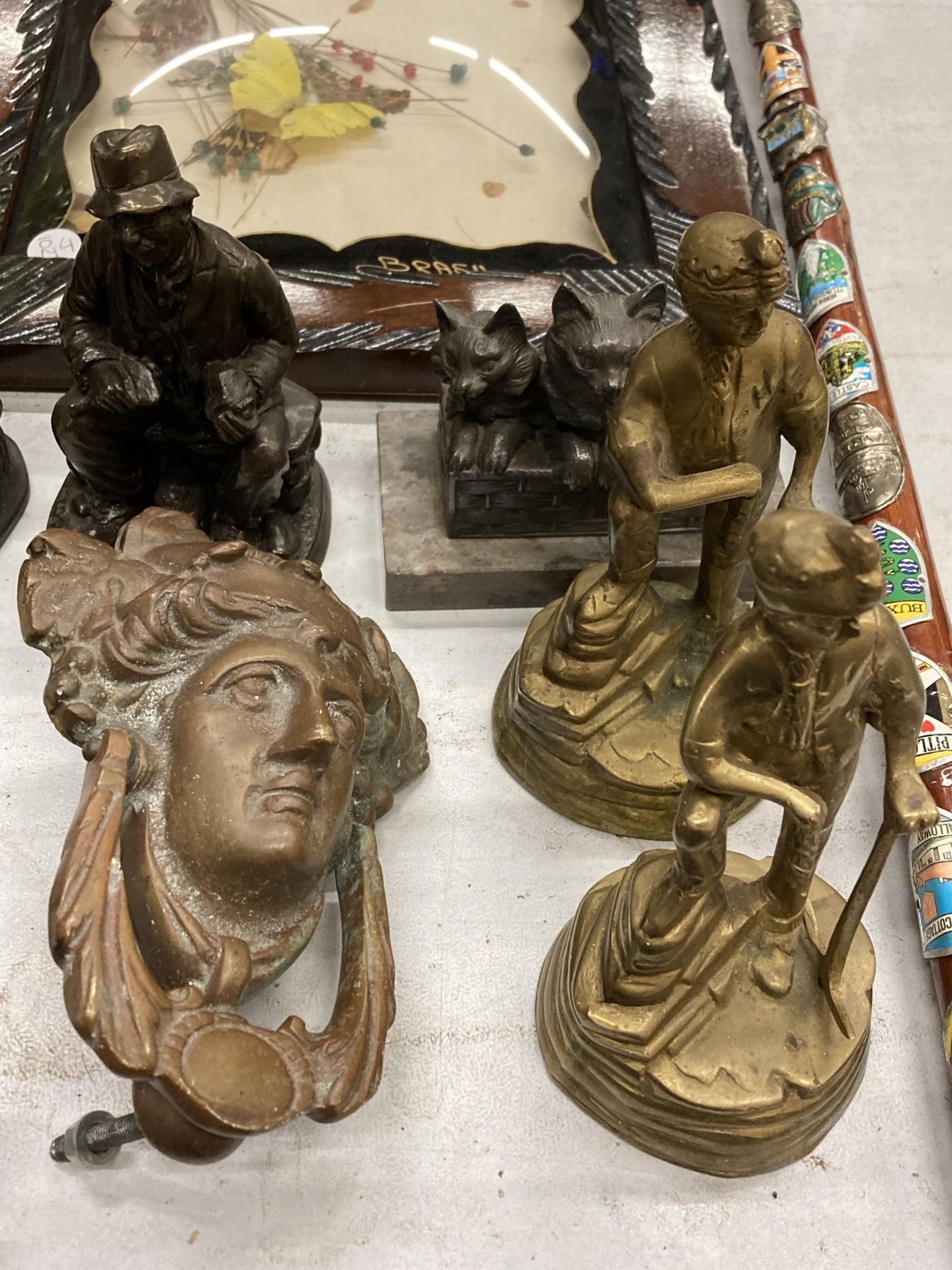 A QUANTITY OF VINTAGE BRASSWARE TO INCLUDE A DOOR KNOCKER, FIGURES, CATS, A GALLEON WALL HANGING PEN - Image 3 of 5
