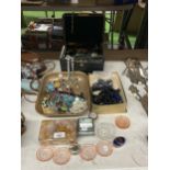 A VINTAGE LEATHER JEWELLERY BOX PLUS A QUANTITY OF COSTUME JEWELLERY TO INCLUDE NECKLACES, BROOCHES,