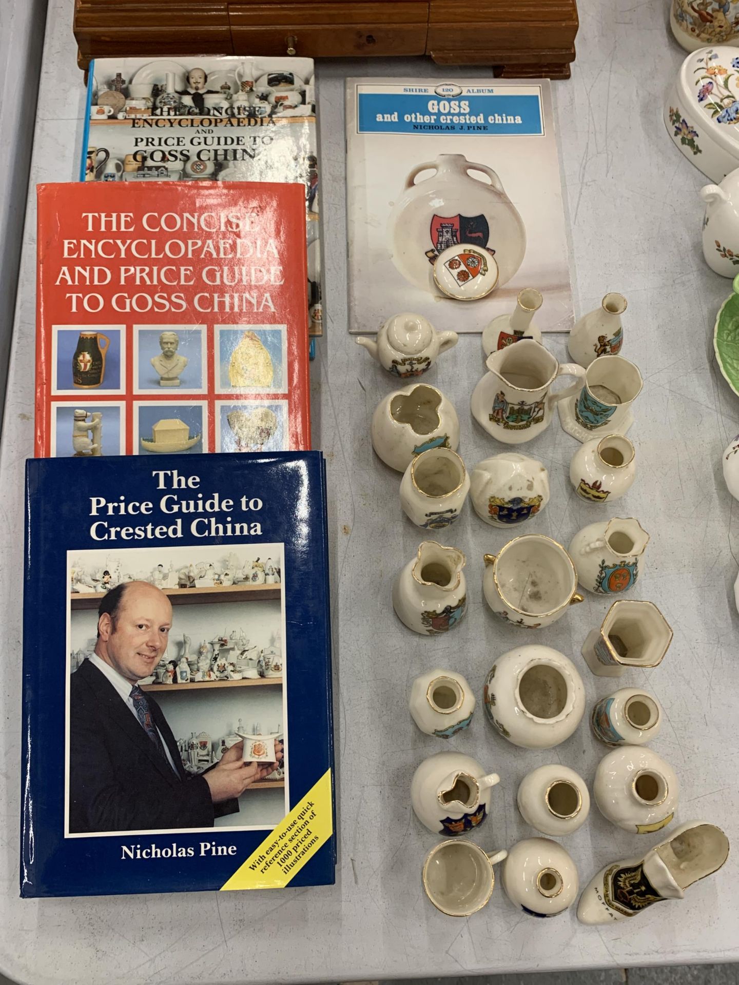 A COLLECTION OF CRESTED WARE CHINA TOGETHER WITH REFERENCE BOOKS