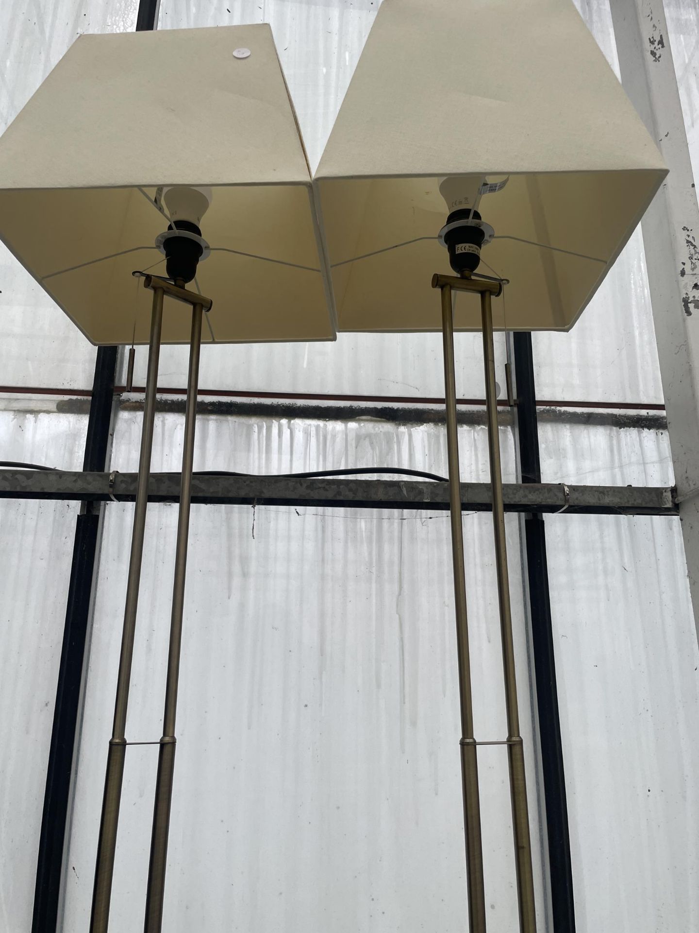 A PAIR OF DECORATIVE METAL STANDARD LAMPS WITH SHADES - Bild 2 aus 2