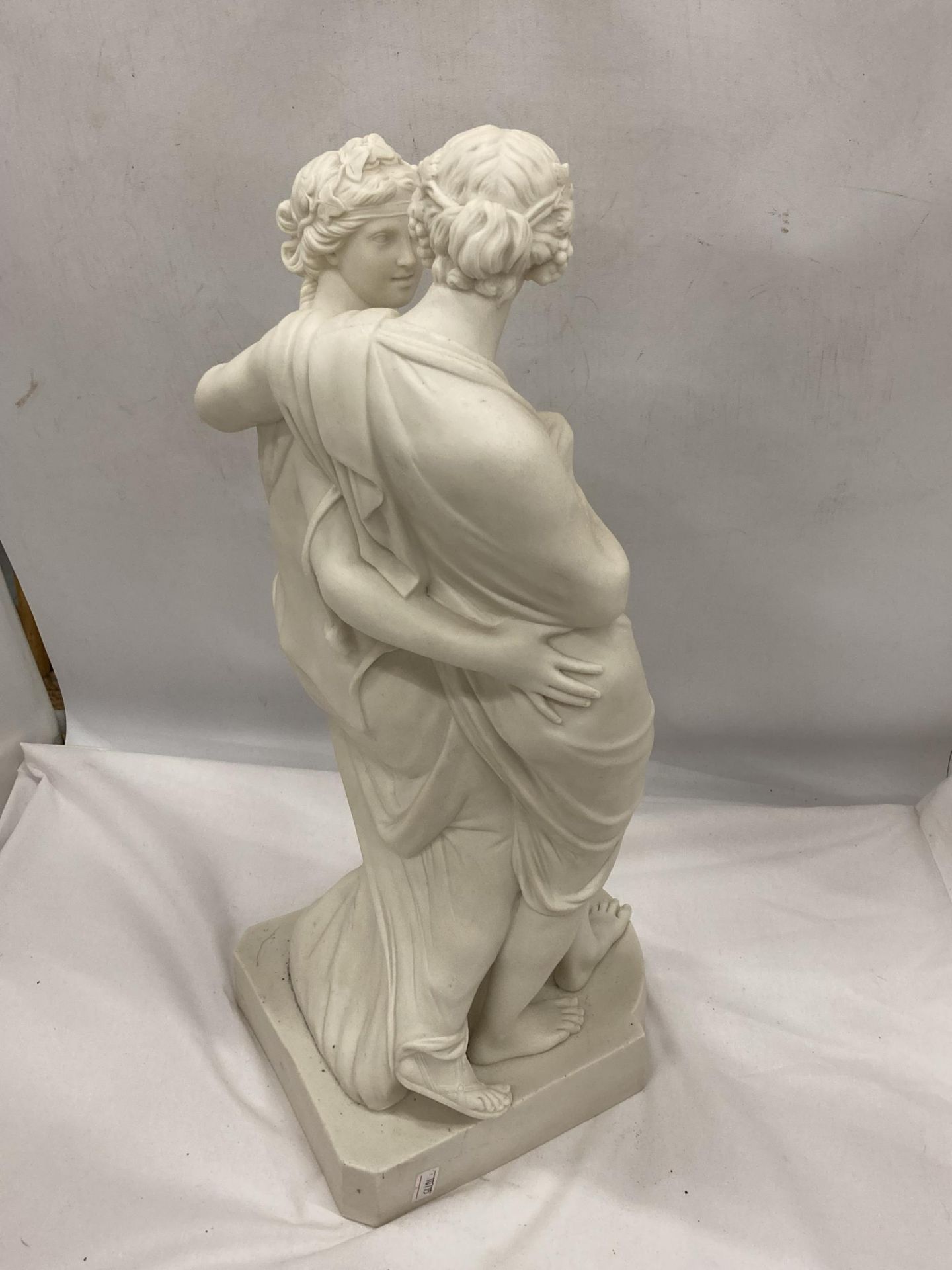 A LARGE CERAMIC WHITE MODEL OF TWO CLASSICAL FIGURES, HEIGHT APPROX 47CM - Image 4 of 4