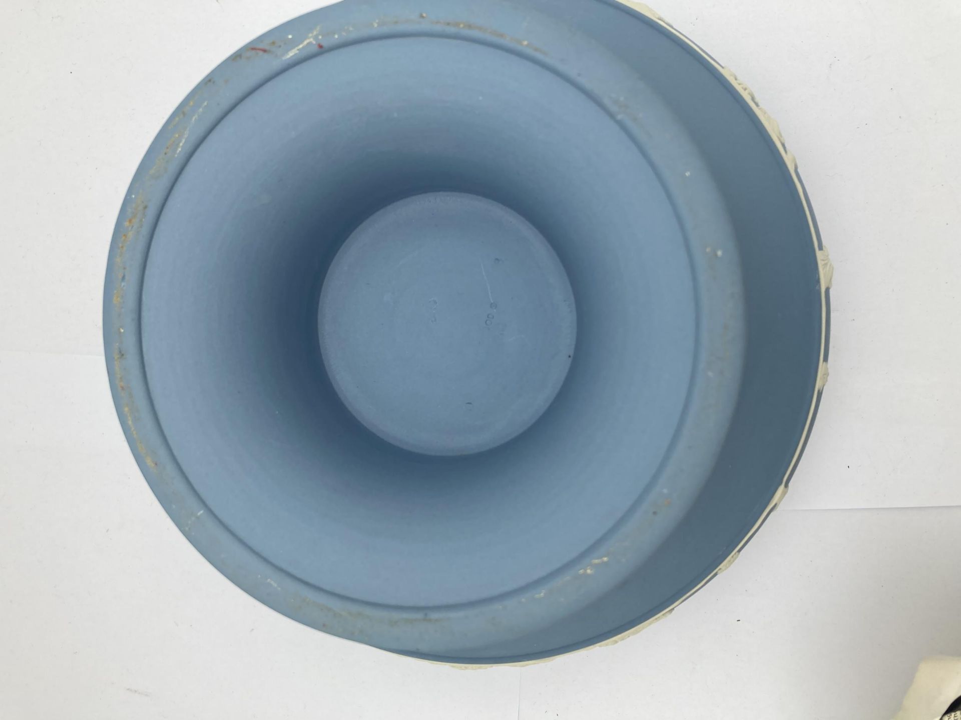 A WEDGWOOD PALE BLUE JASPERWARE PEDESTAL CENTRE BOWL - Image 4 of 4