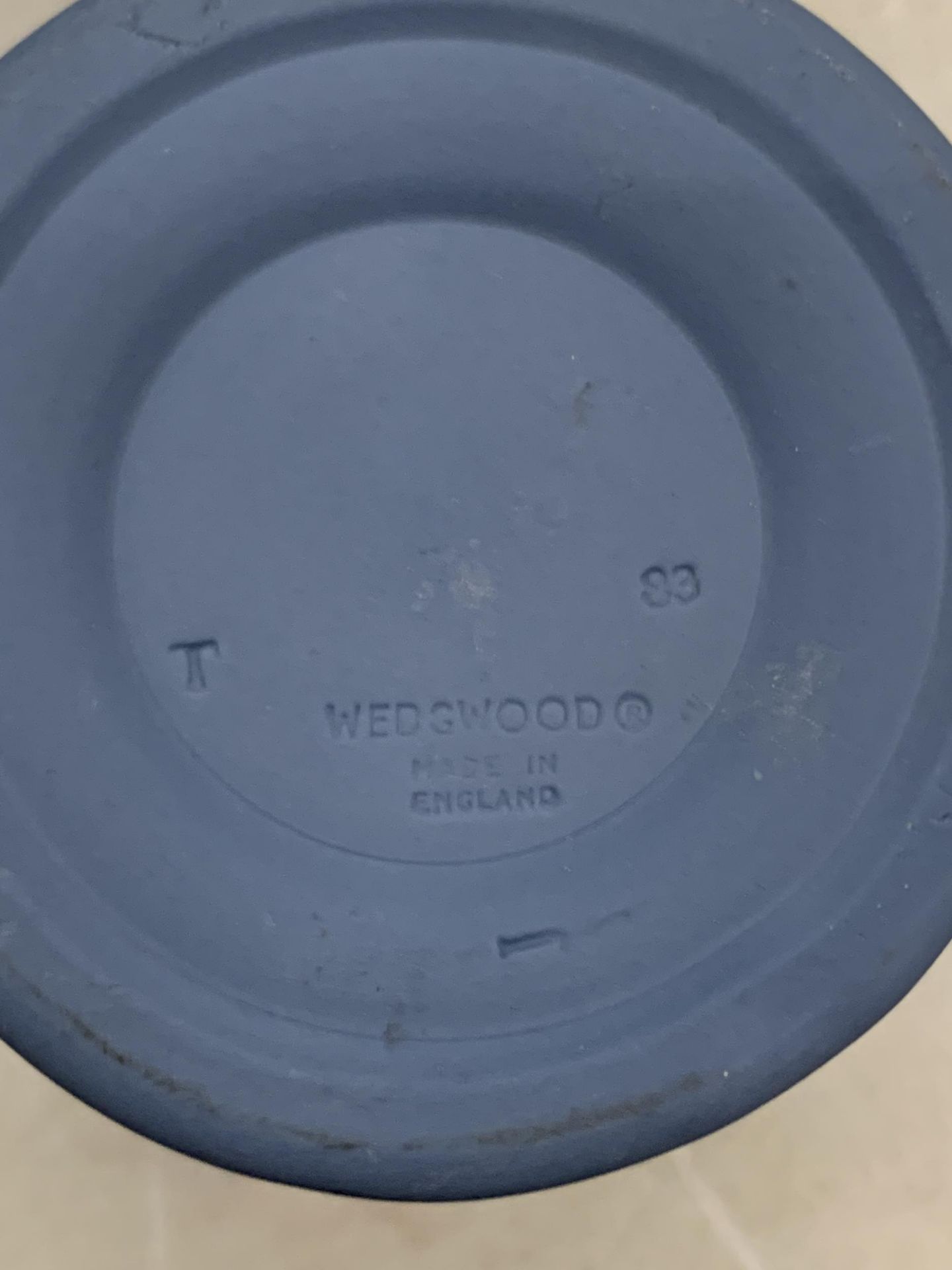 A COLLECTION OF WEDGWOOD BLUE JASPERWARE ITEMS, LIDDED TRINKET BOXES ETC - Image 3 of 5