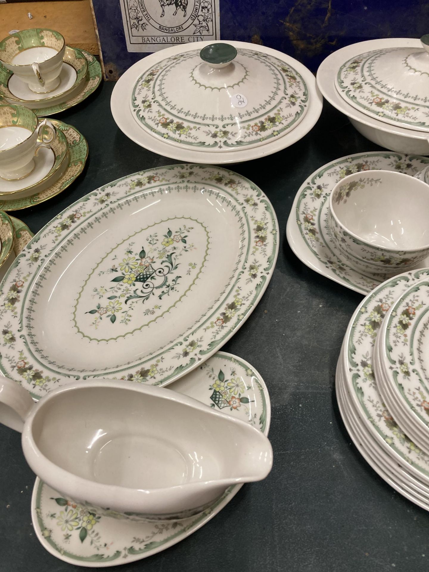 A ROYAL DOULTON PART DINNER SERVICE TO INCLUDE SERVING TUREENS, SERVING PLATES, A SAUCE BOAT WITH - Image 4 of 5