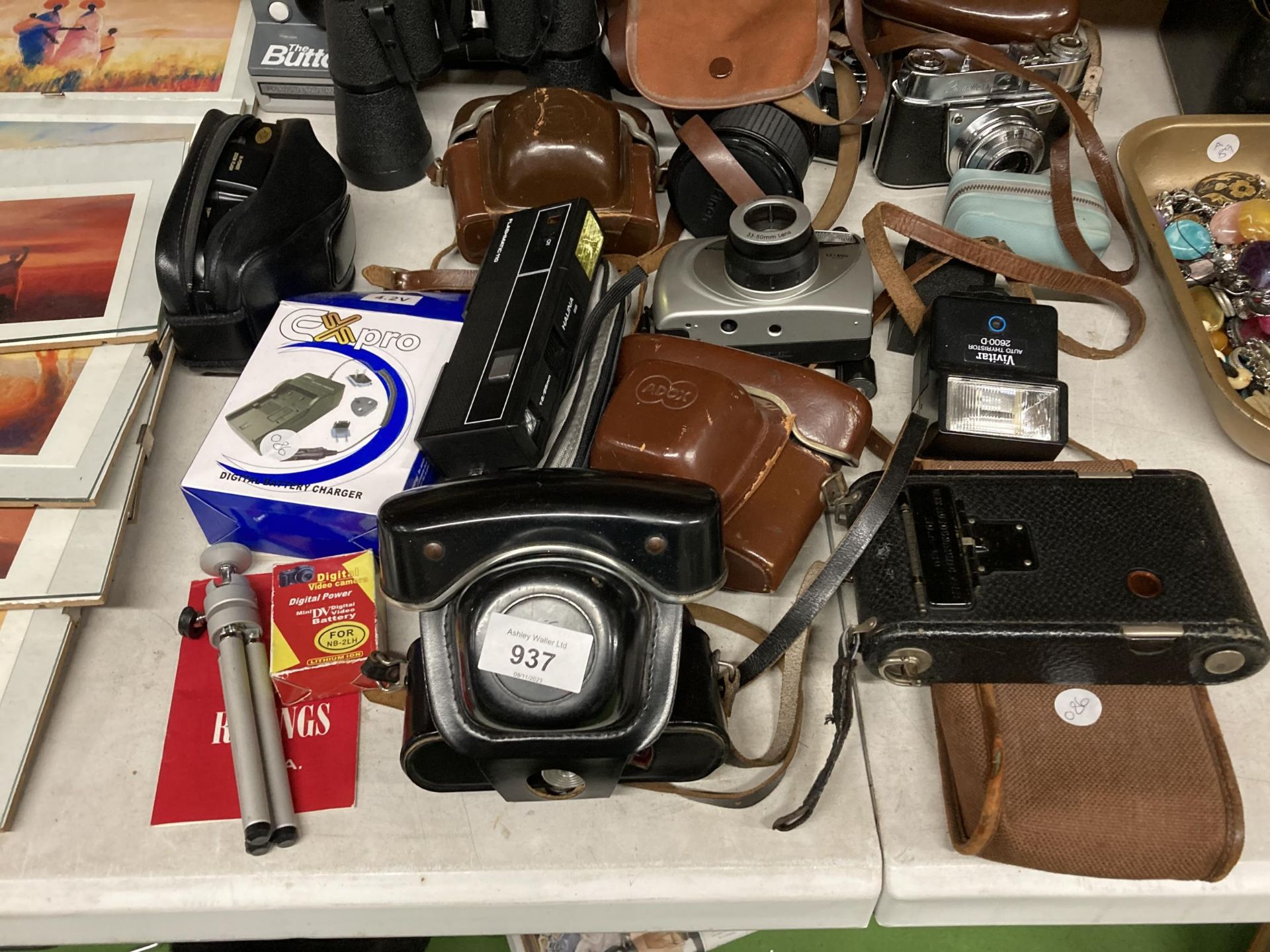 A COLLECTION OF VINTAGE CAMERAS TO INCLUDE HALINA PAULETTE ELECTRIC, KODAK, ADOX, POLAROID EZ1800 - Image 2 of 4