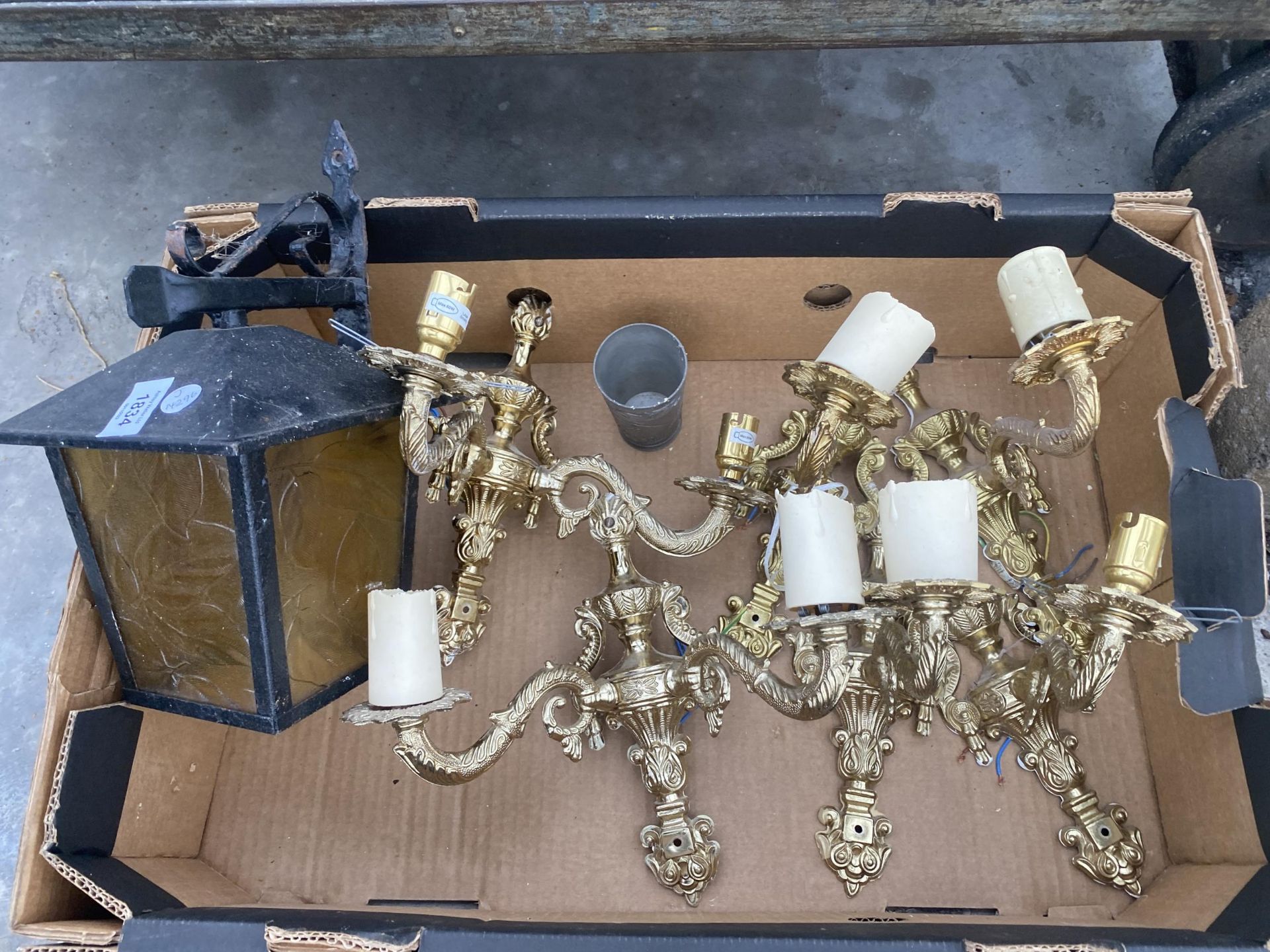 AN ASSORTMENT OF DECORATIVE WALL LIGHT FITTINGS - Bild 2 aus 2