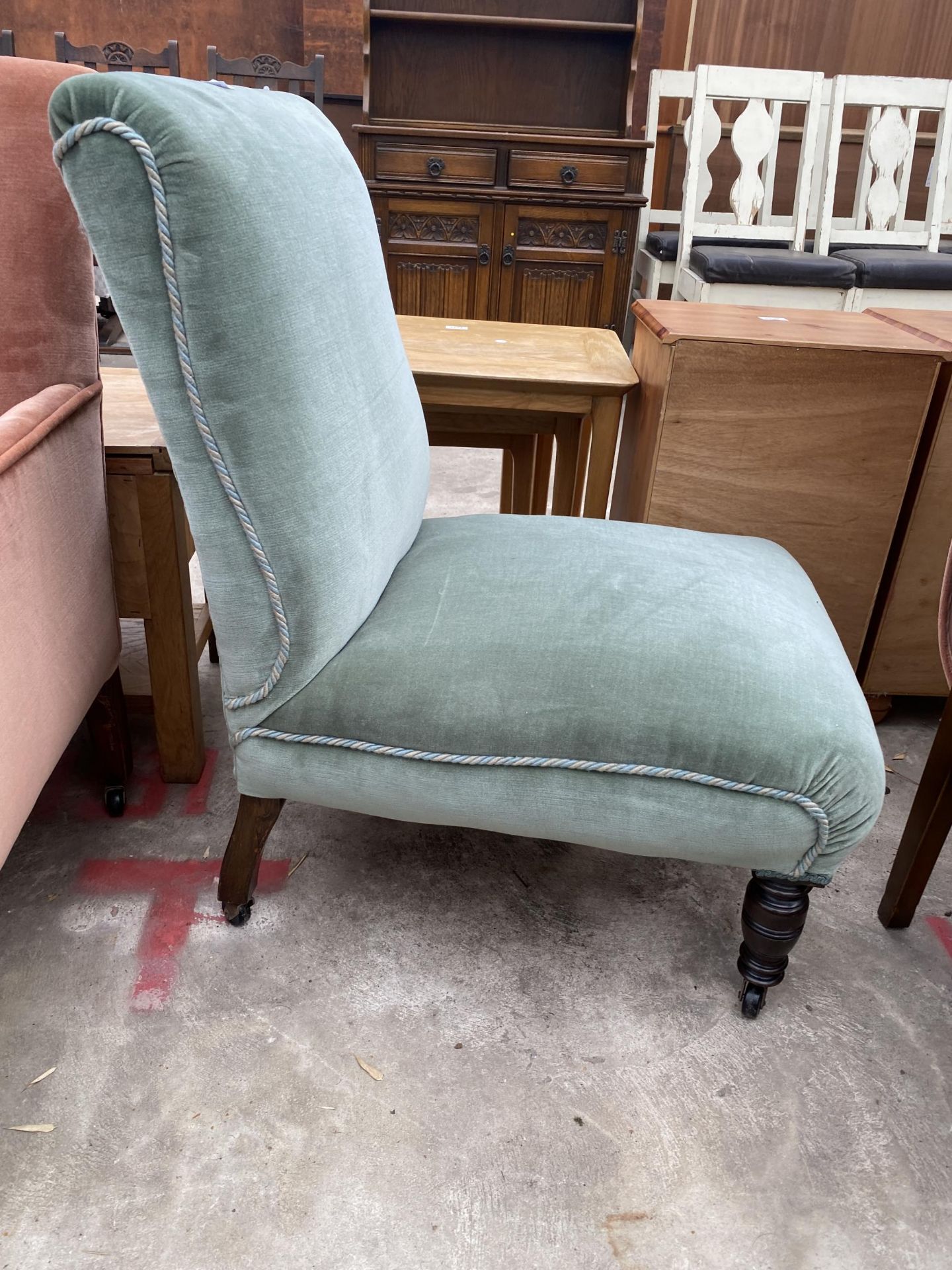 A LATE VICTORIAN ARMLESS NURSING CHAIR ON TURNED FRONT LEGS - Image 3 of 4