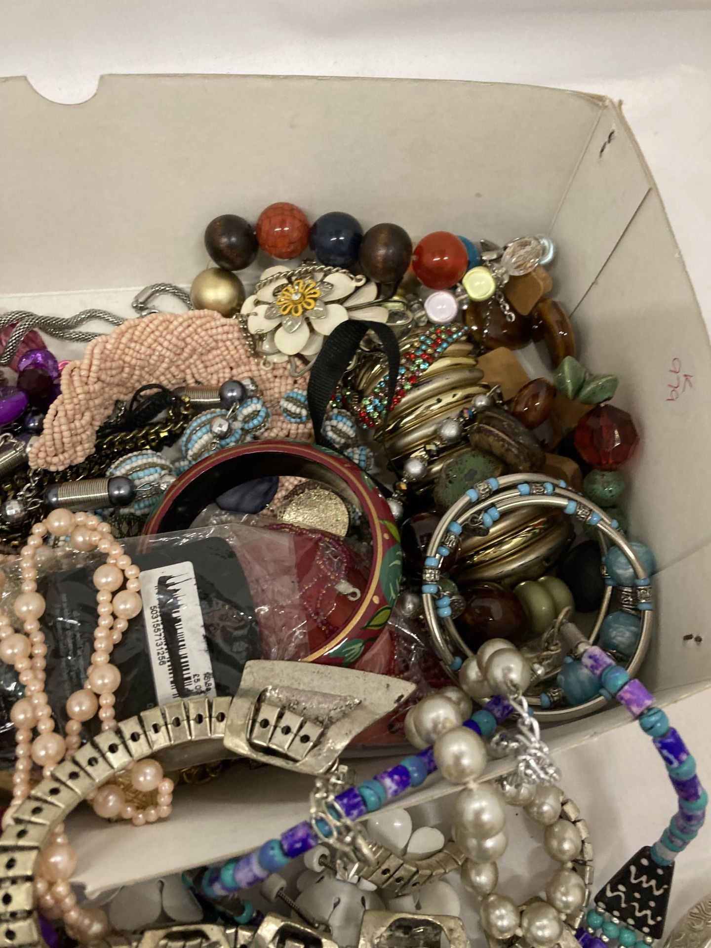 A QUANTITY OF COSTUME JEWELLERY TO INCLUDE BANGLES, NECKLACES, BRACELETS, ETC - Image 3 of 4