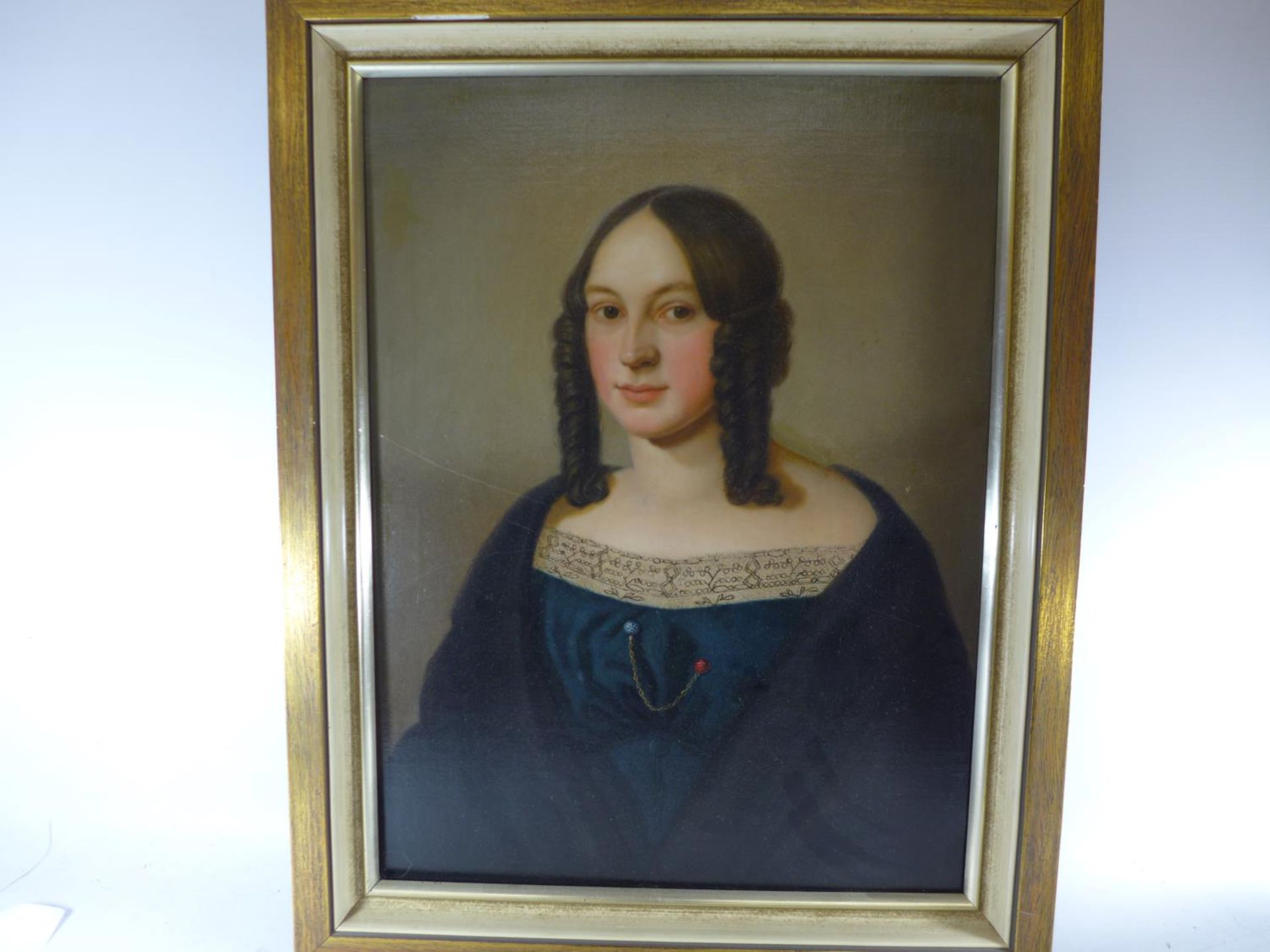 A 19TH CENTURY PORTRAIT OF A YOUNG LADY, OIL ON CANVAS, 61 X 45CM, FRAMED