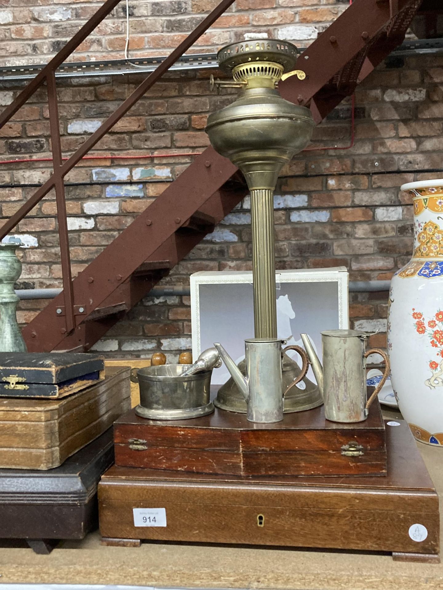 FIVE VINTAGE FLATWARE BOXES TO INCLUDE WOODEN, PLUS A BRASS OIL LAMP WITH COLUMN BASE, SMALL - Image 2 of 2