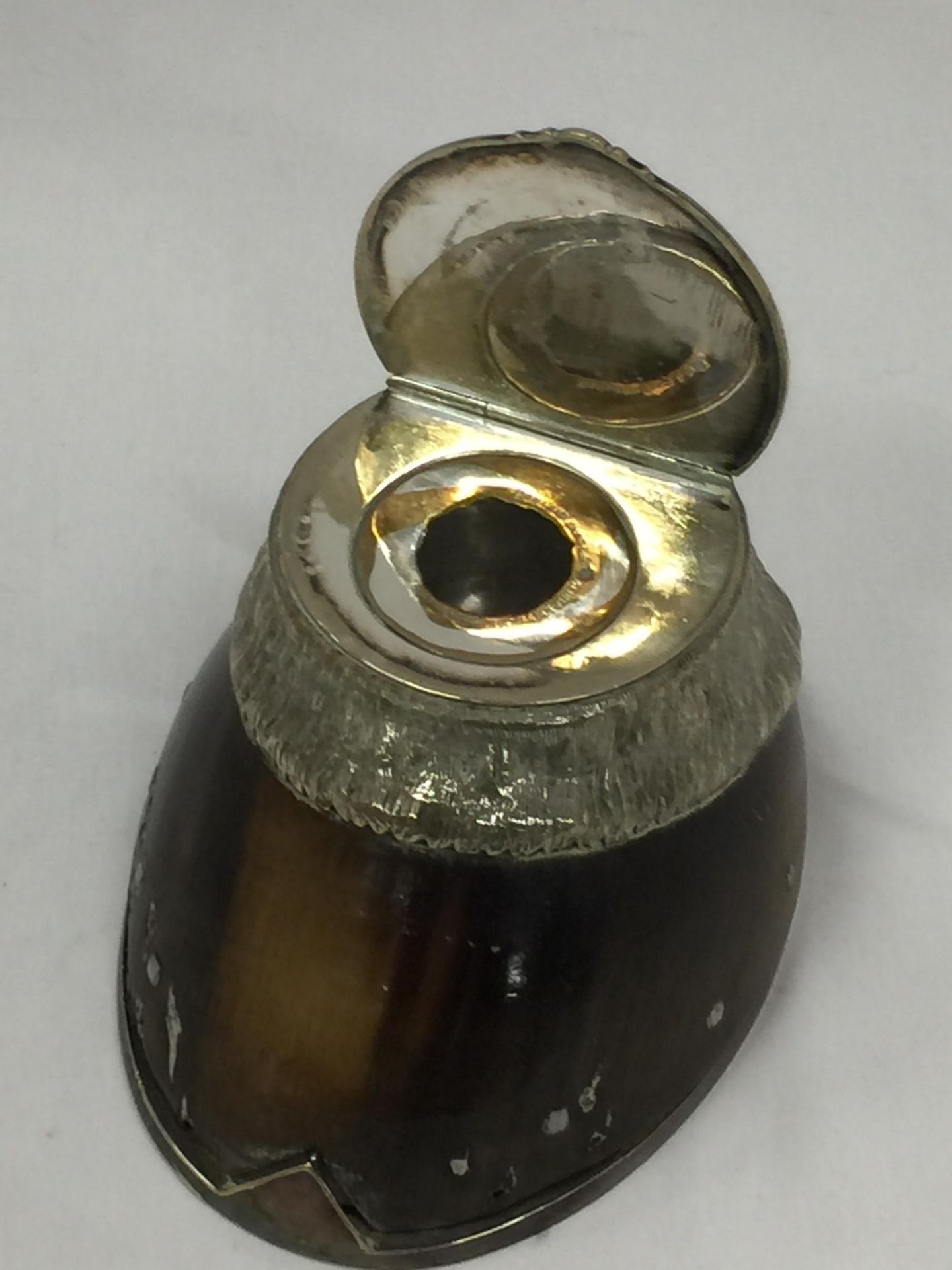 A VINTAGE HORSE HOOF SHOE AND SILVER PLATE MOUNTED INKWELL WITH INNER GLASS LINER - Image 3 of 5
