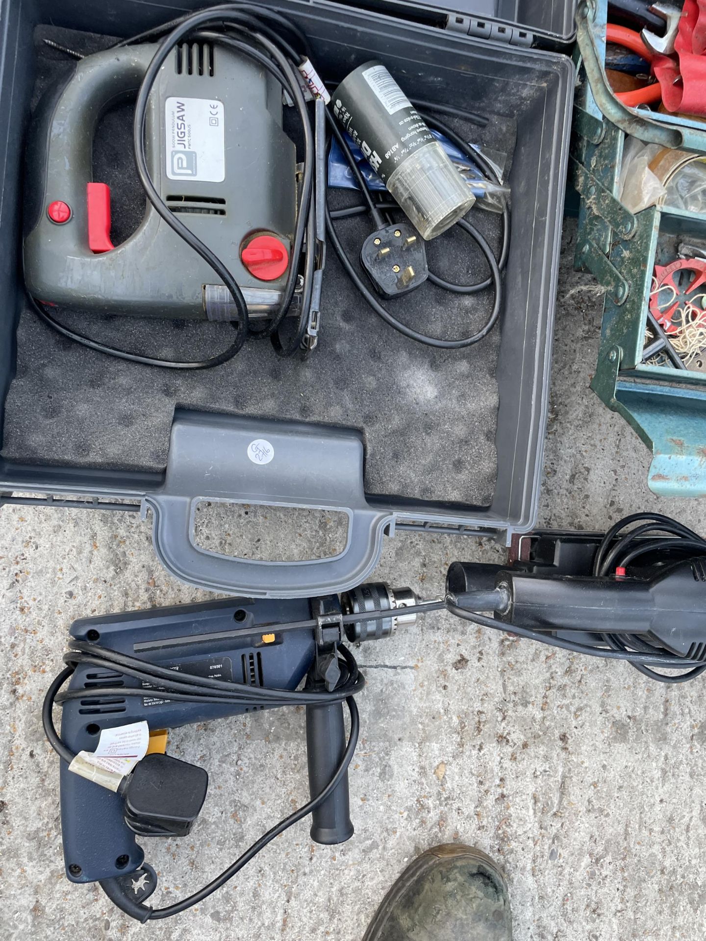 AN ASSORTMENT OF TOOLS TO INCLUDE SPANNERS, A JIGSAW, DRILL AND ELECTRIC SANDER ETC - Image 3 of 4