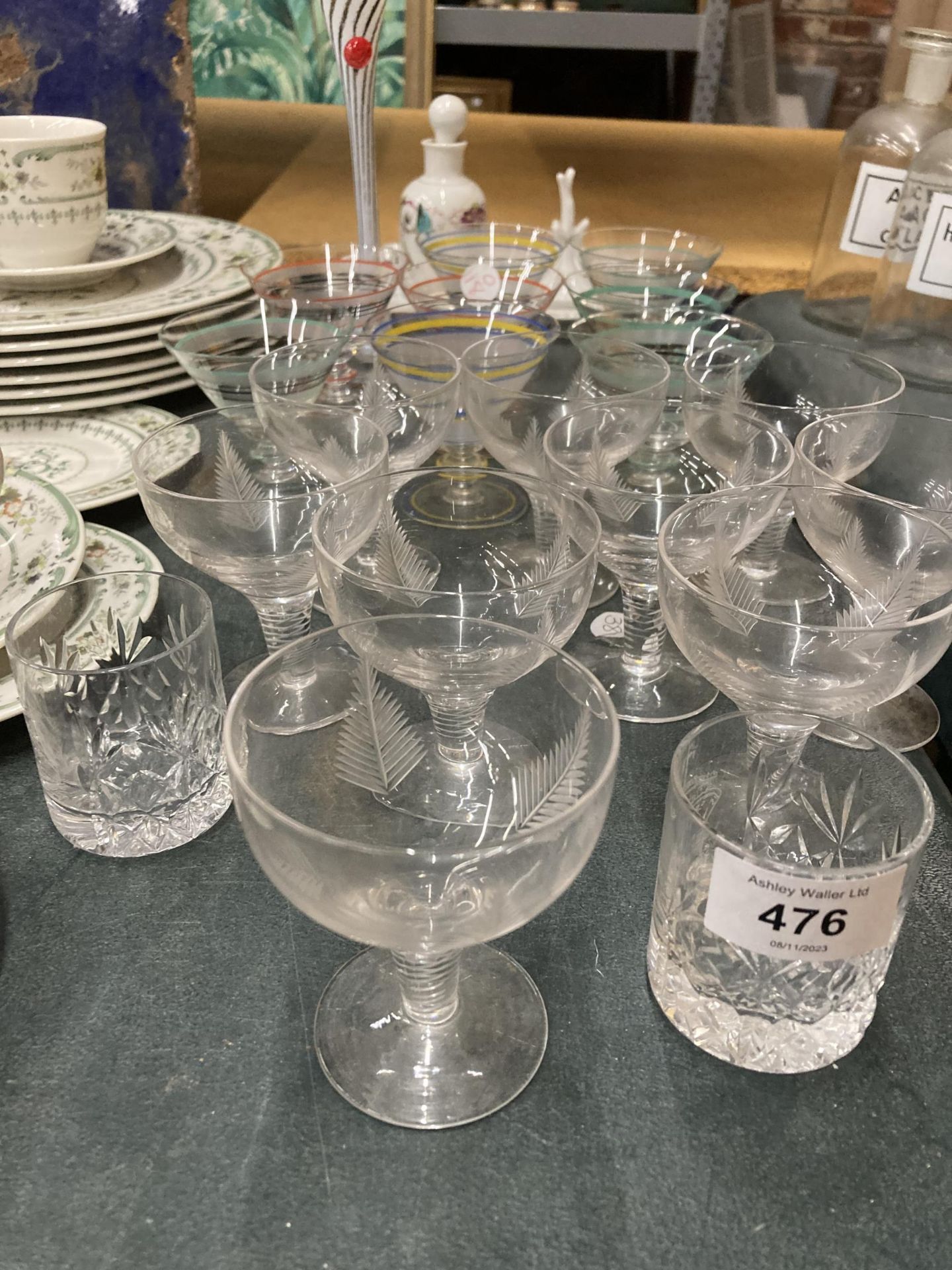 A QUANTITY OF VINTAGE GLASSES TO INCLUDE COCKTAIL, MARTINI, ETC - Image 2 of 4