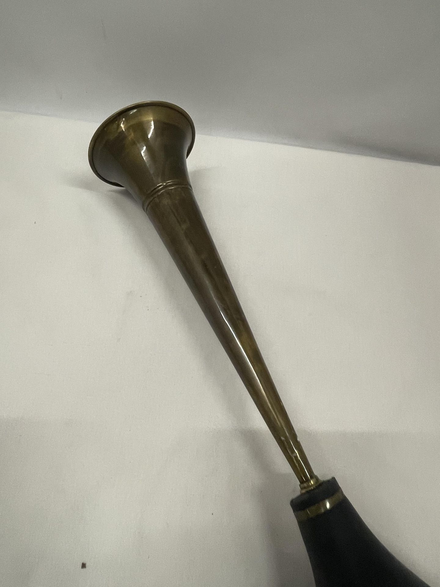 A VINTAGE STYLE BRASS CAR HORN - Image 3 of 3
