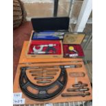 AN ASSORTMENT OF VINTAGE ENGINEERS MEASURING TOOLS TO INCLUDE MICROMETERS, DIAL GAUGE ETC