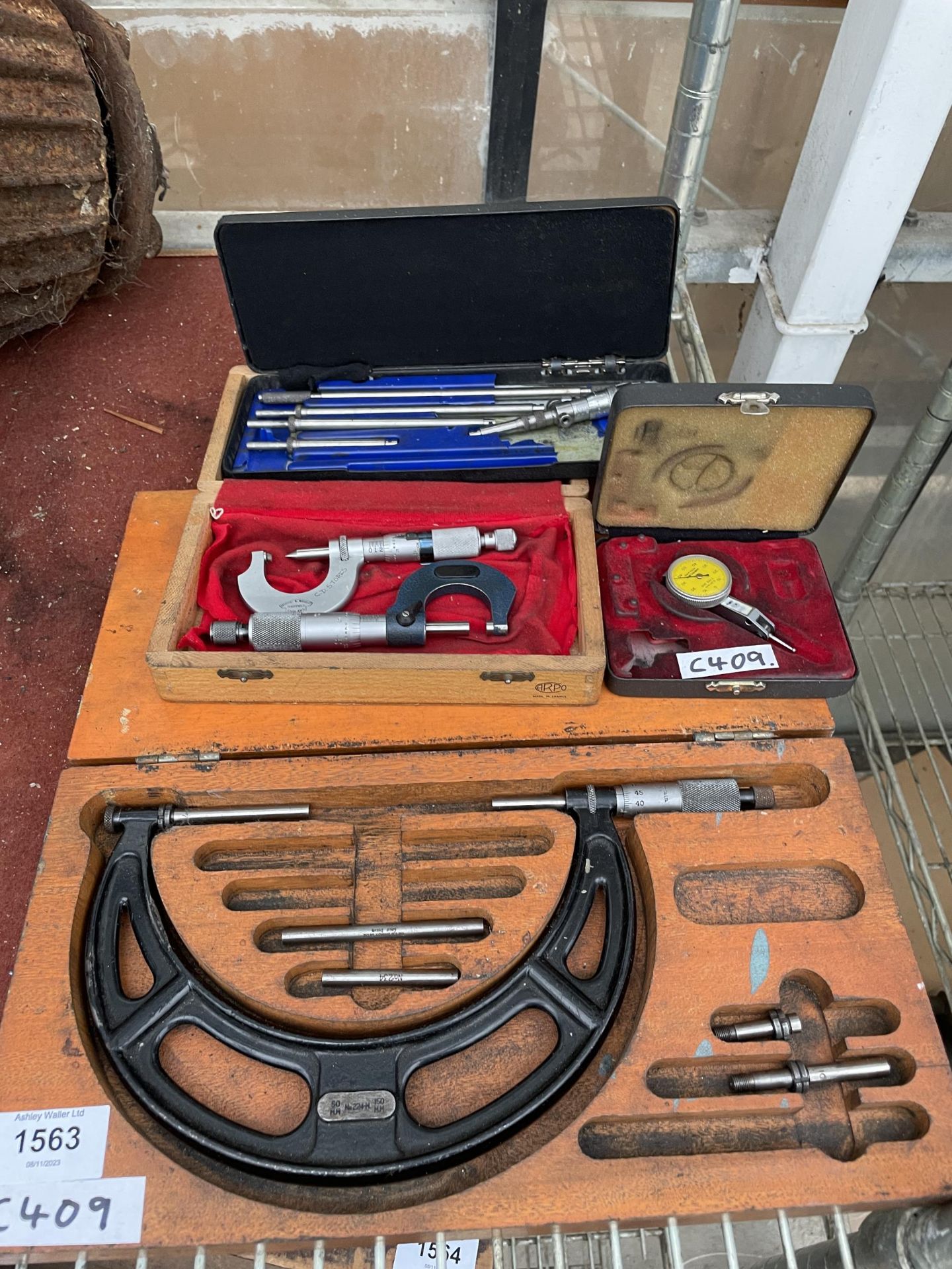 AN ASSORTMENT OF VINTAGE ENGINEERS MEASURING TOOLS TO INCLUDE MICROMETERS, DIAL GAUGE ETC