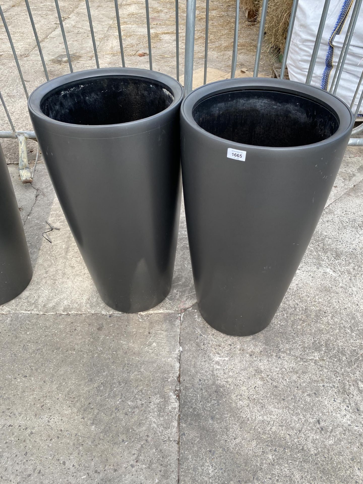 A PAIR OF MODERN LECHUZA FIBRE GLASS INDOOR/OUTDOOR PLANTERS COMPLETE WITH INSERTS (H:75CM)