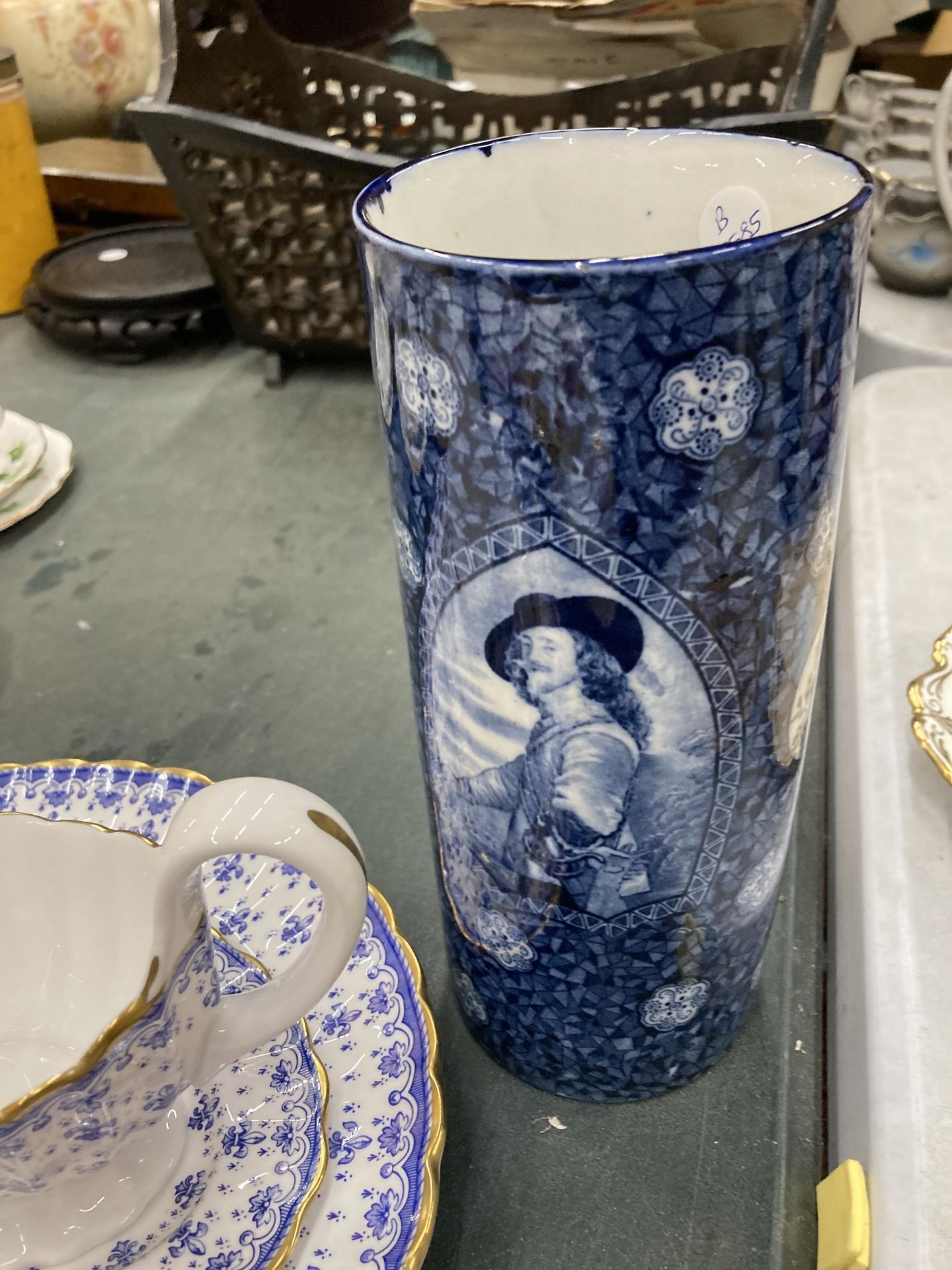 A MIXED LOT OF CERAMICS TO INCLUDE SPODE FLEUR DE LYS BLUE AND WHITE GRAVY BOAT AND DISH, SPODE PINK - Image 2 of 5