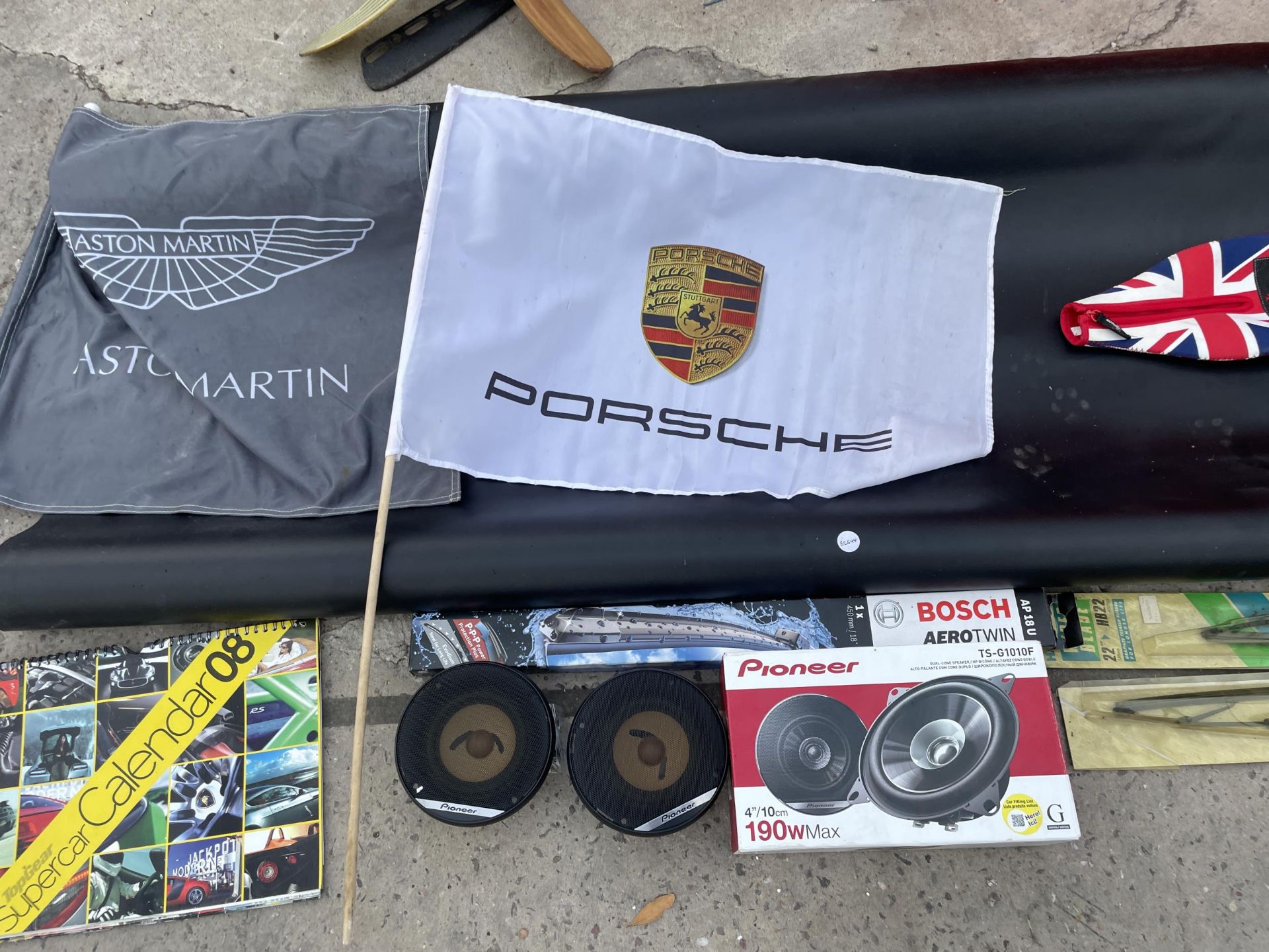 AN ASSORTMENT OF CAR ITEMS TO INCLUDE FLAGS, SPEAKERS AND WINDOW WIPERS ETC - Image 2 of 4