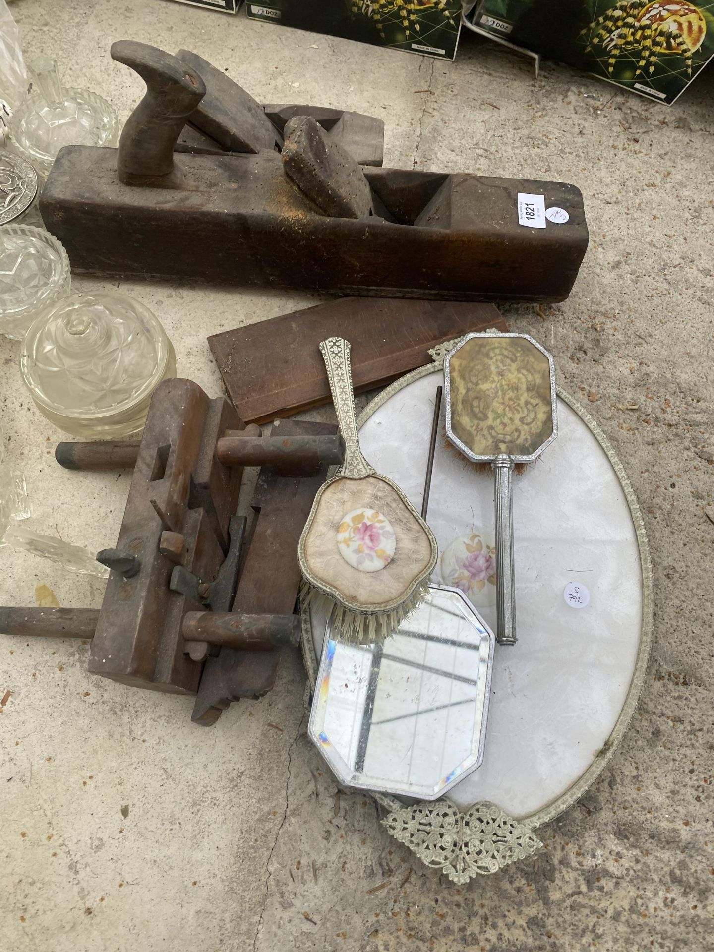 AN ASSORTMENT OF ITEMS TO INCLUDE WOOD PLANES, DRESSING TABLE ITEMS AND VASES ETC - Bild 2 aus 3