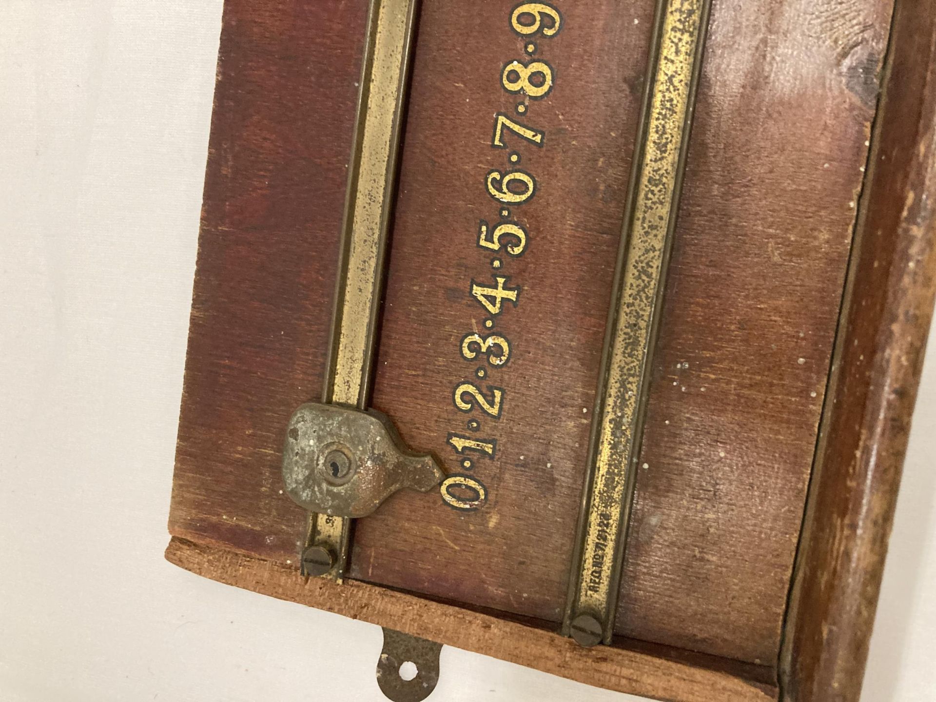 A VINTAGE SNOOKER SCORE BOARD - Image 3 of 4