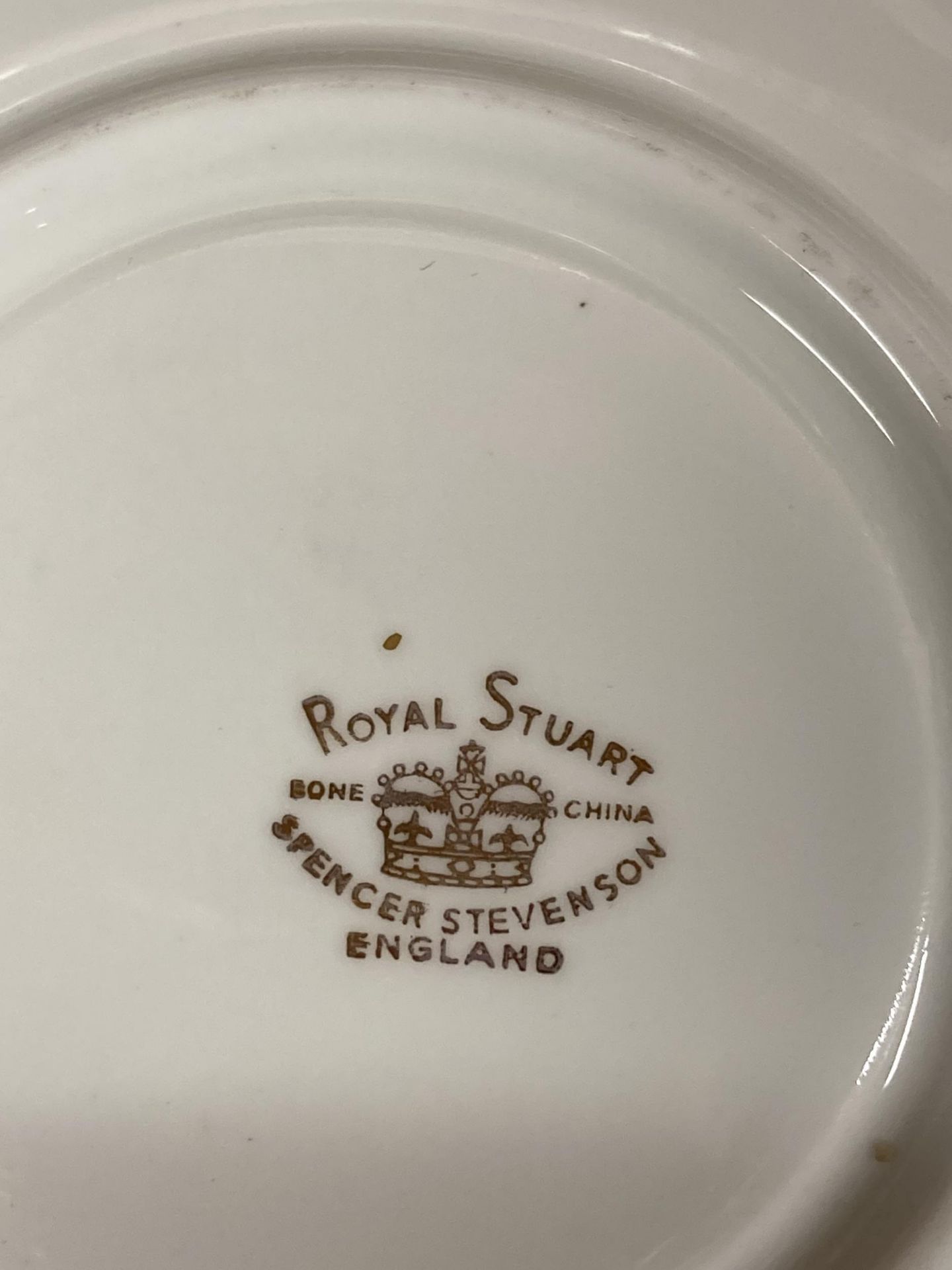 A VINTAGE ROYAL STUART CHINA PART TEASET TO INCLUDE A CAKE PLATE, CREAM JUG, SUGAR BOWL, CUPS, - Image 5 of 5