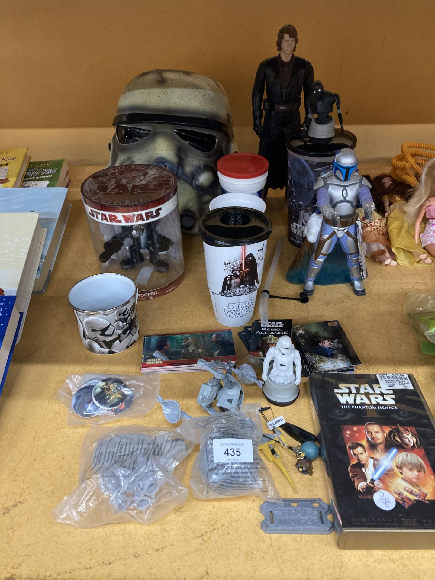A LARGE COLLECTION OF STAR WARS ITEMS TO INCLUDE A STORMTROOPER MASK, A BOXED SHADOW TROOPER FIGURE,