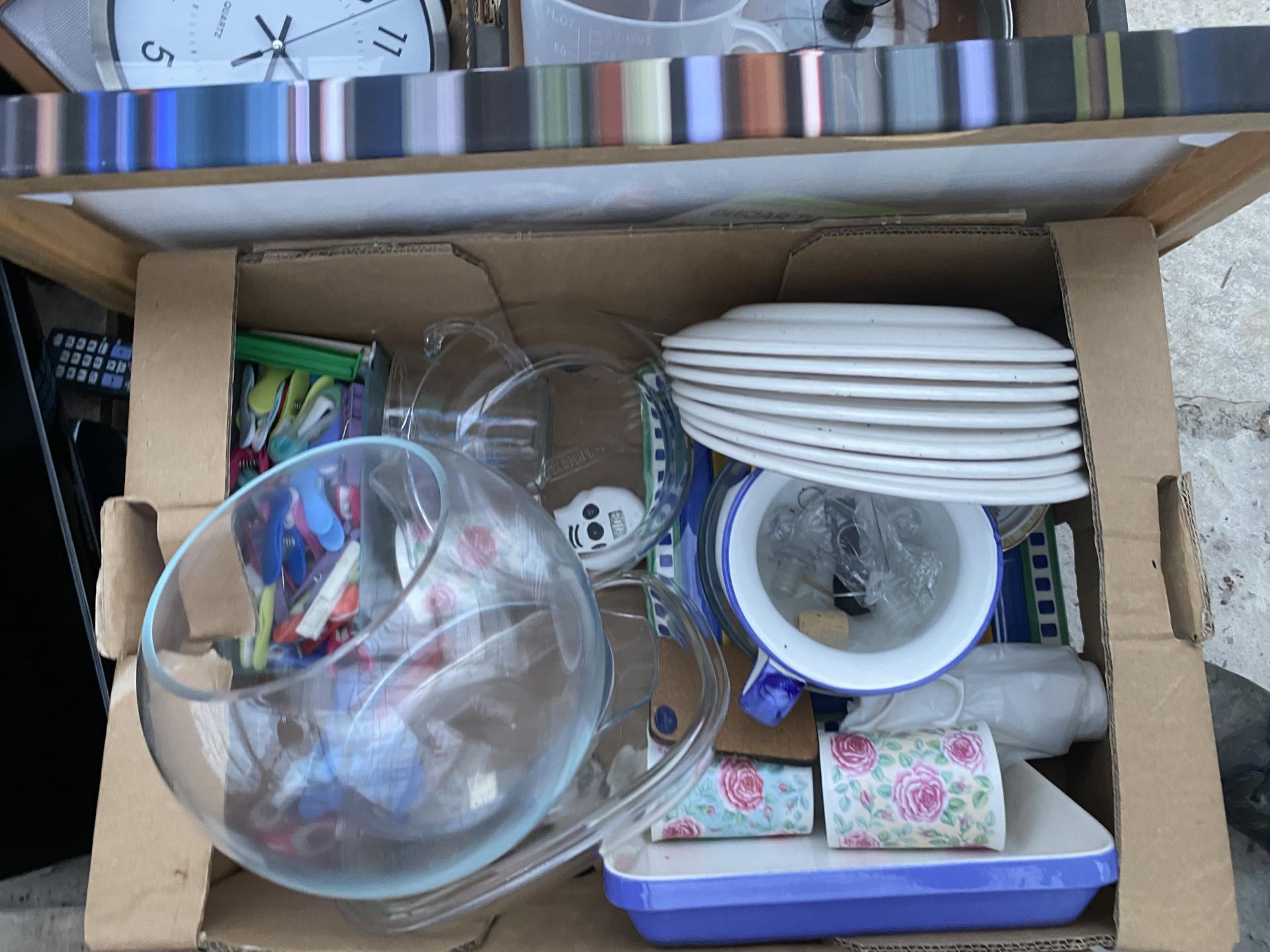 AN ASSORTMENT OF HOUSEHOLD CLEARANCE ITEMS TO INCLUDE CERAMICS AND GLASS WARE ETC - Image 3 of 4