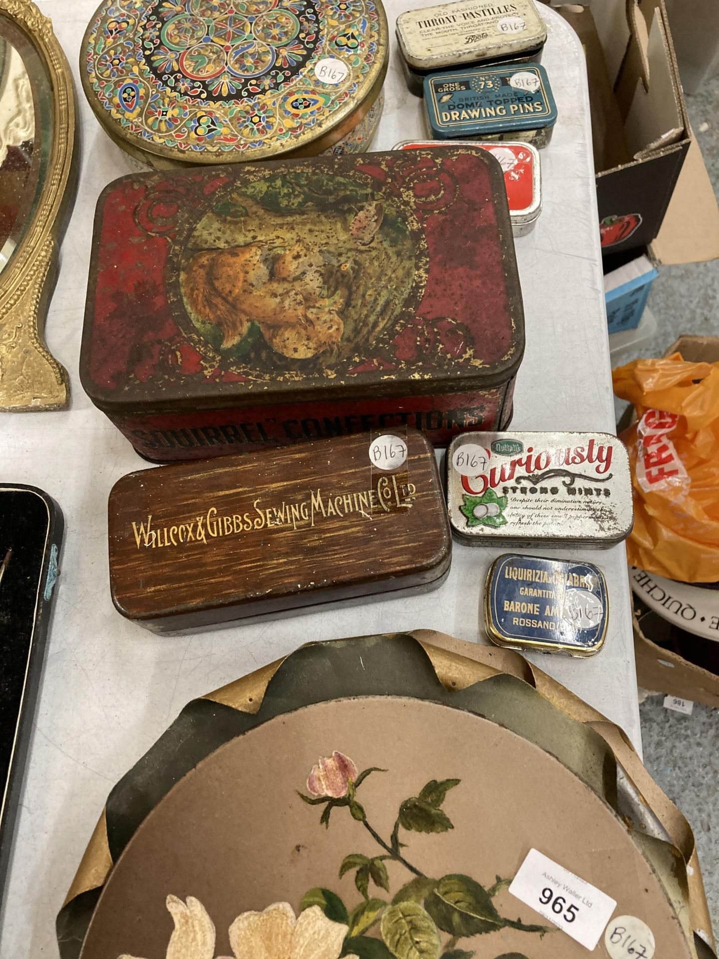 A QUANTITY OF VINTAGE TINS AND METAL FLORAL WALL PLAQUES - Image 3 of 5