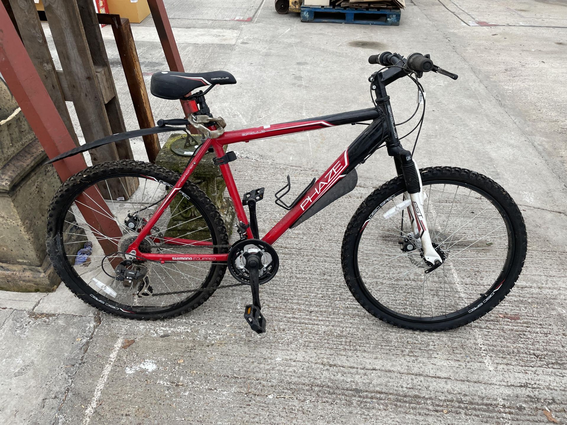 AN APOLLO PHAZE GENTS MOUNTAIN BIKE WITH FRONT SUSPENSION AND 21 SPEED GEAR SYSTEM