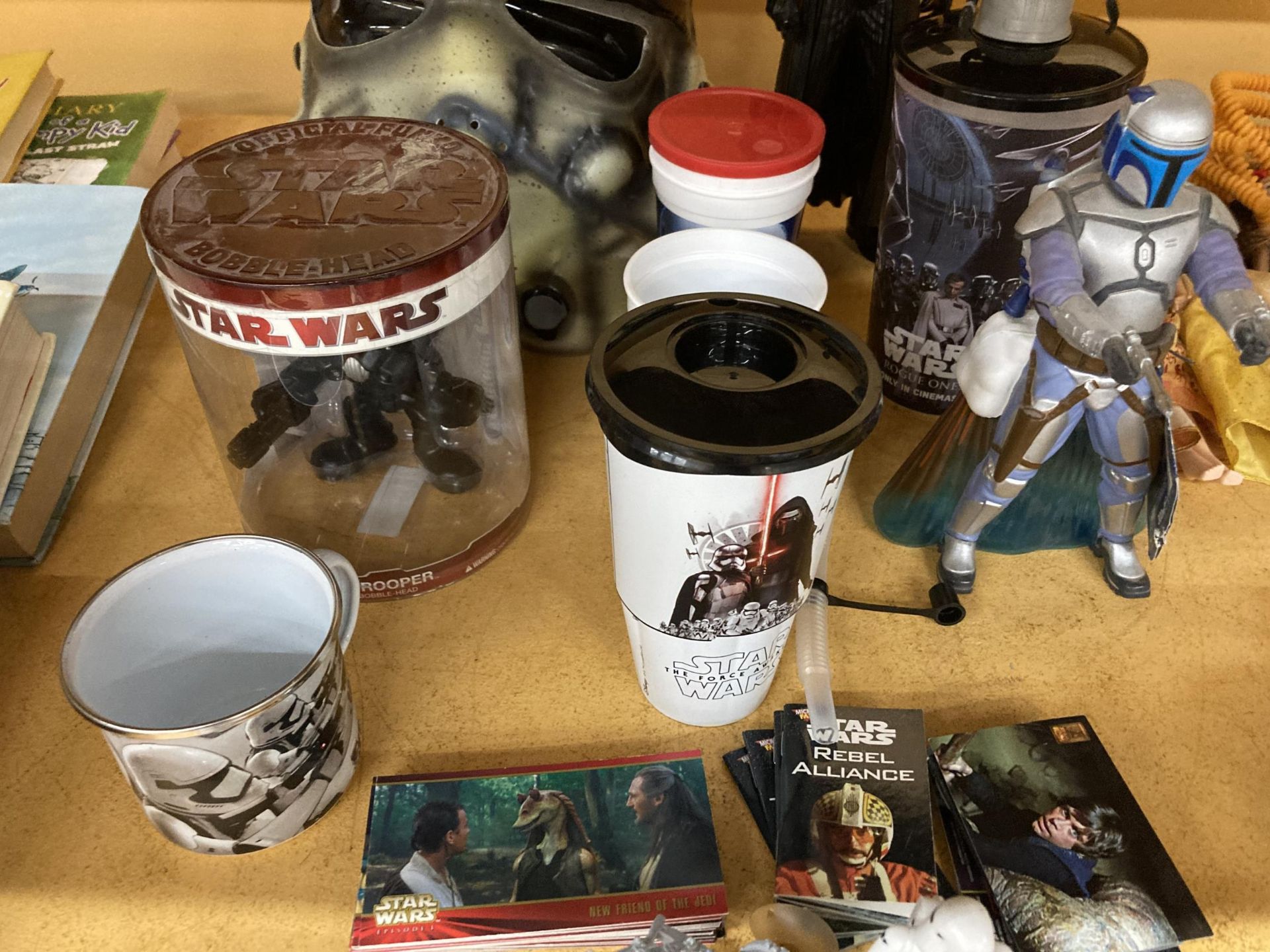A LARGE COLLECTION OF STAR WARS ITEMS TO INCLUDE A STORMTROOPER MASK, A BOXED SHADOW TROOPER FIGURE, - Bild 3 aus 4