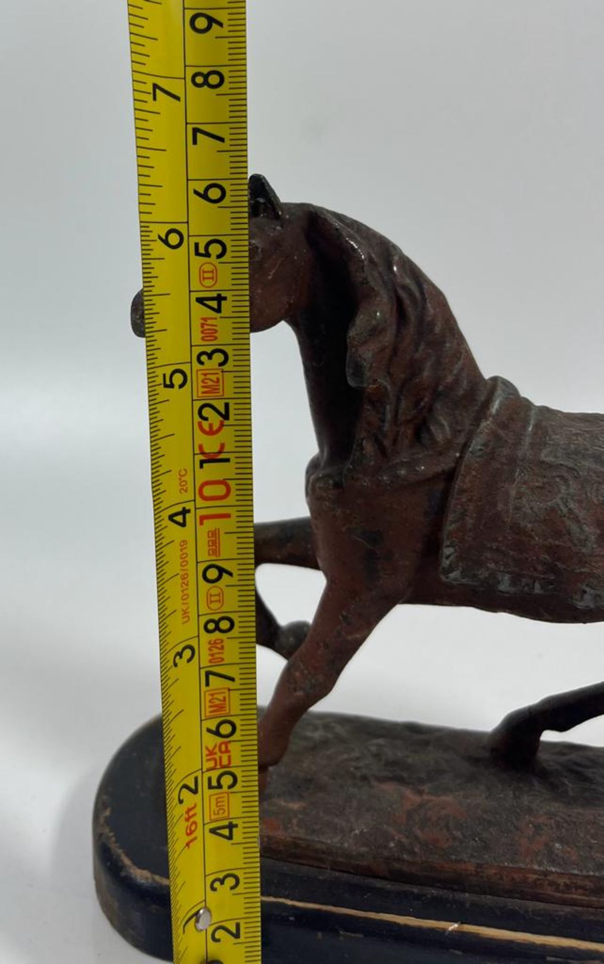 A VINTAGE CAST IRON OR SPELTER MODEL OF A HORSE ON A WOODEN BASE, HEIGHT 16CM - Image 5 of 5