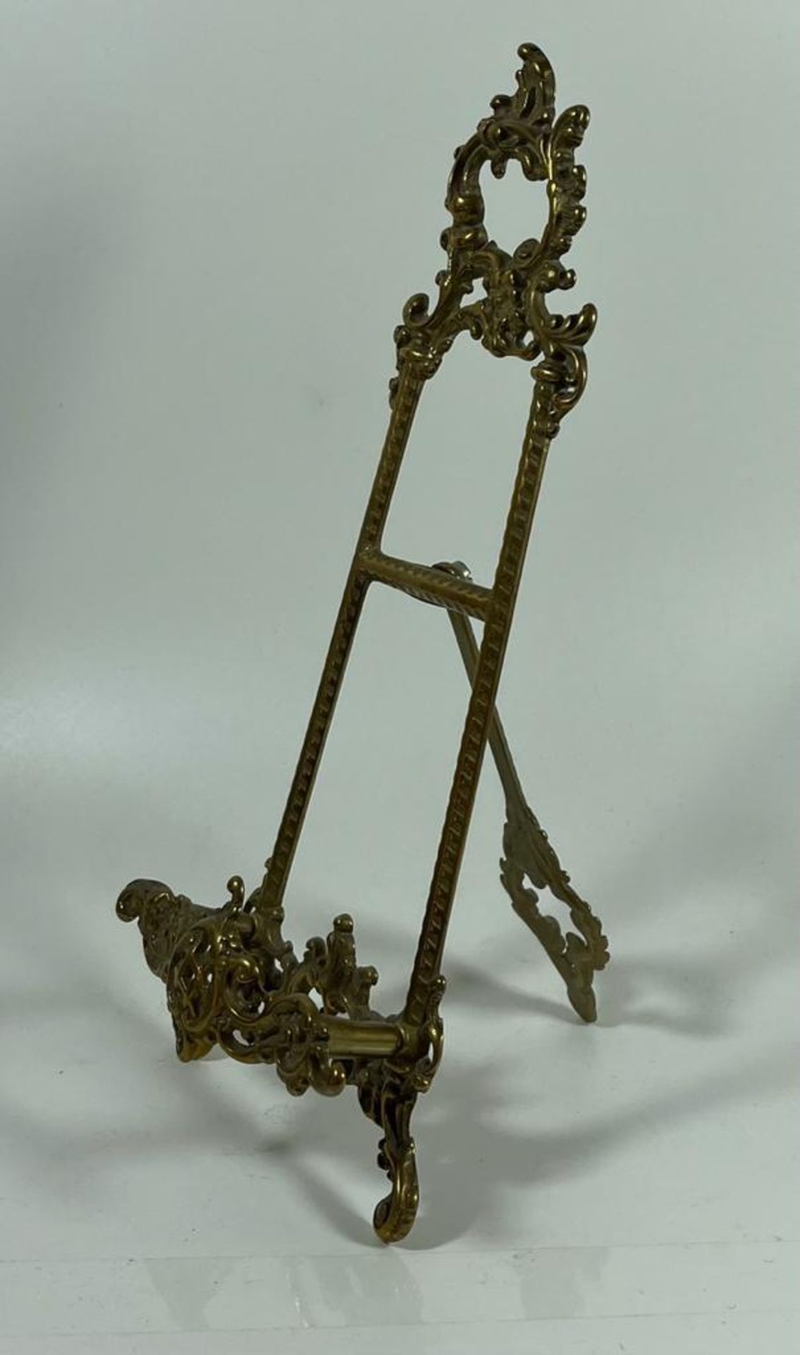 A VINTAGE BRASS TABLE TOP EASEL DISPLAY, HEIGHT 24 CM - Image 2 of 4