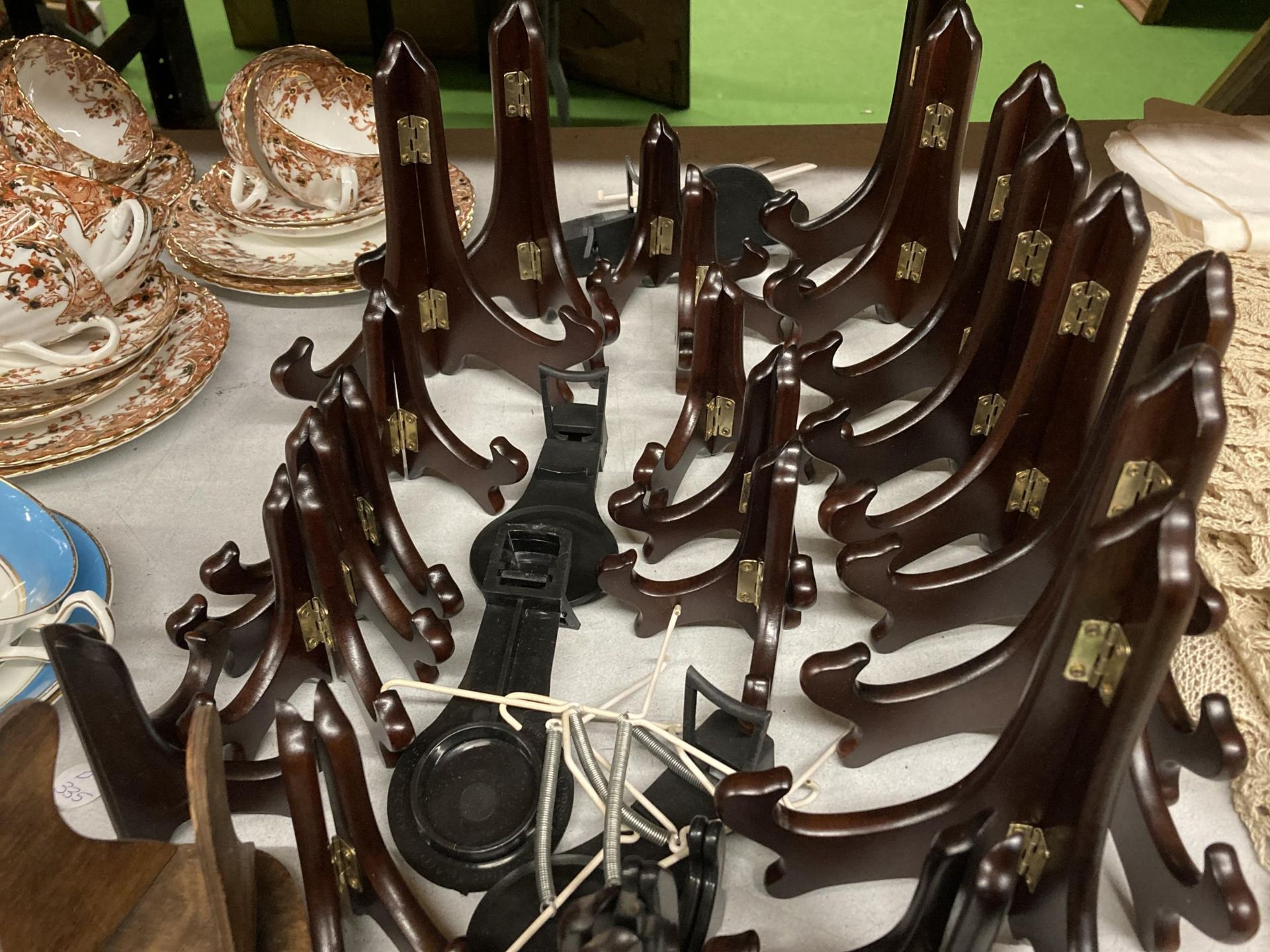 A QUANTITY OF WOODEN PLATE STANDS IN VARIOUS SIZES - Image 3 of 4