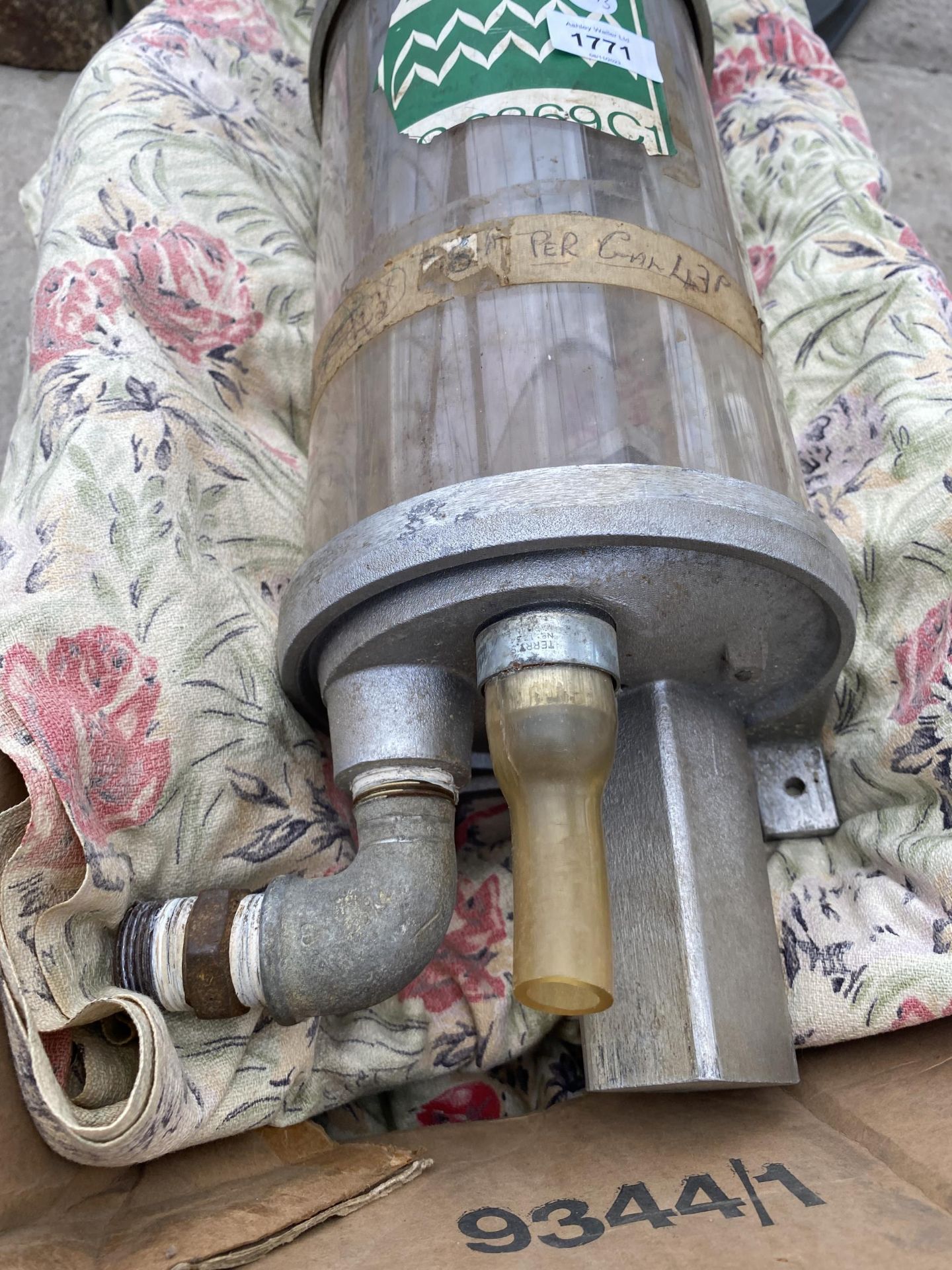 A VINTAGE ONE GALLON PARAFIN PUMP - Image 3 of 3