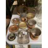 A QUANTITY OF VINTAGE COPPER AND BRASS TO INCLUDE TANKARDS, A SMALL MIRROR, ASHTRAYS, BOWLS, A