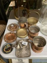 A QUANTITY OF VINTAGE COPPER AND BRASS TO INCLUDE TANKARDS, A SMALL MIRROR, ASHTRAYS, BOWLS, A