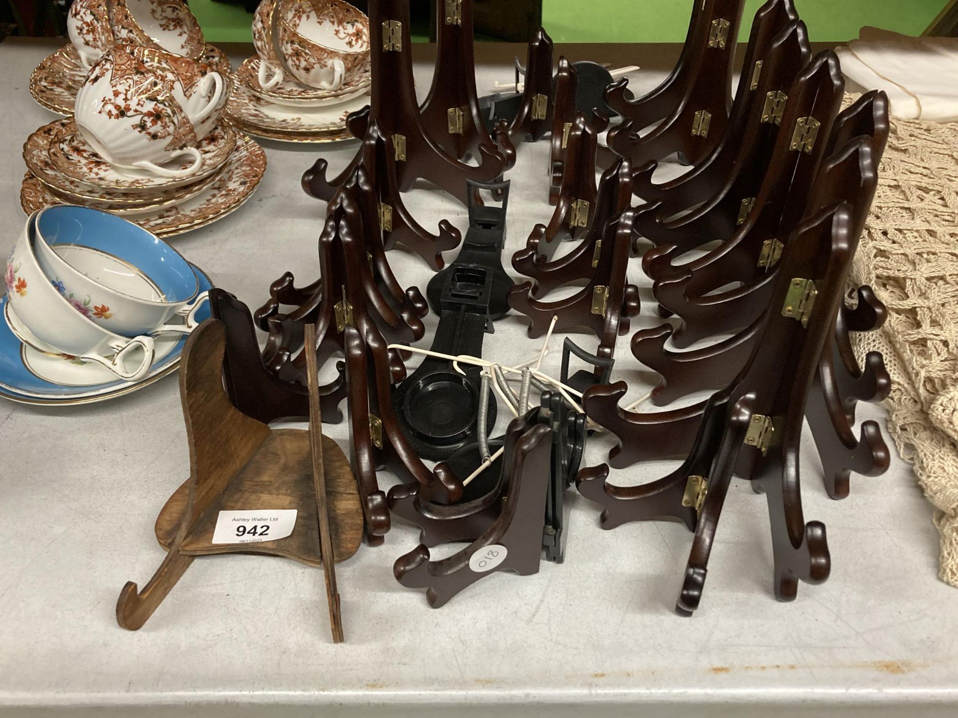 A QUANTITY OF WOODEN PLATE STANDS IN VARIOUS SIZES - Image 2 of 4