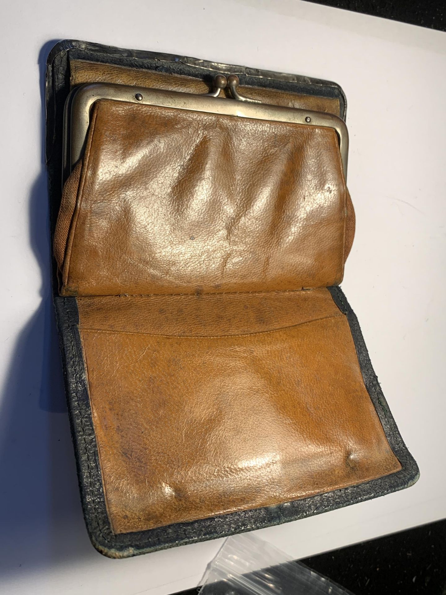 A SILVER AND LEATHER PURSE - Image 3 of 5