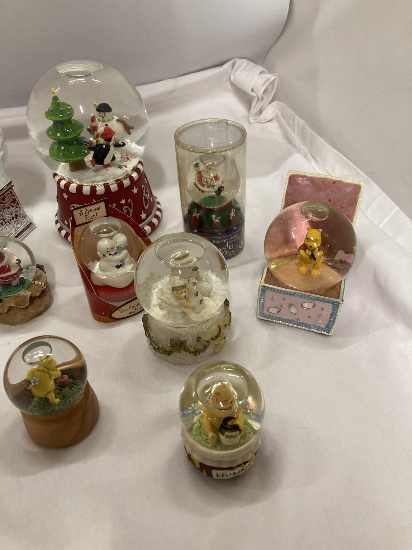 A COLLECTION OF SNOW GLOBES TO INCLUDE WINNIE THE POOH - 13 IN TOTAL - Image 2 of 4