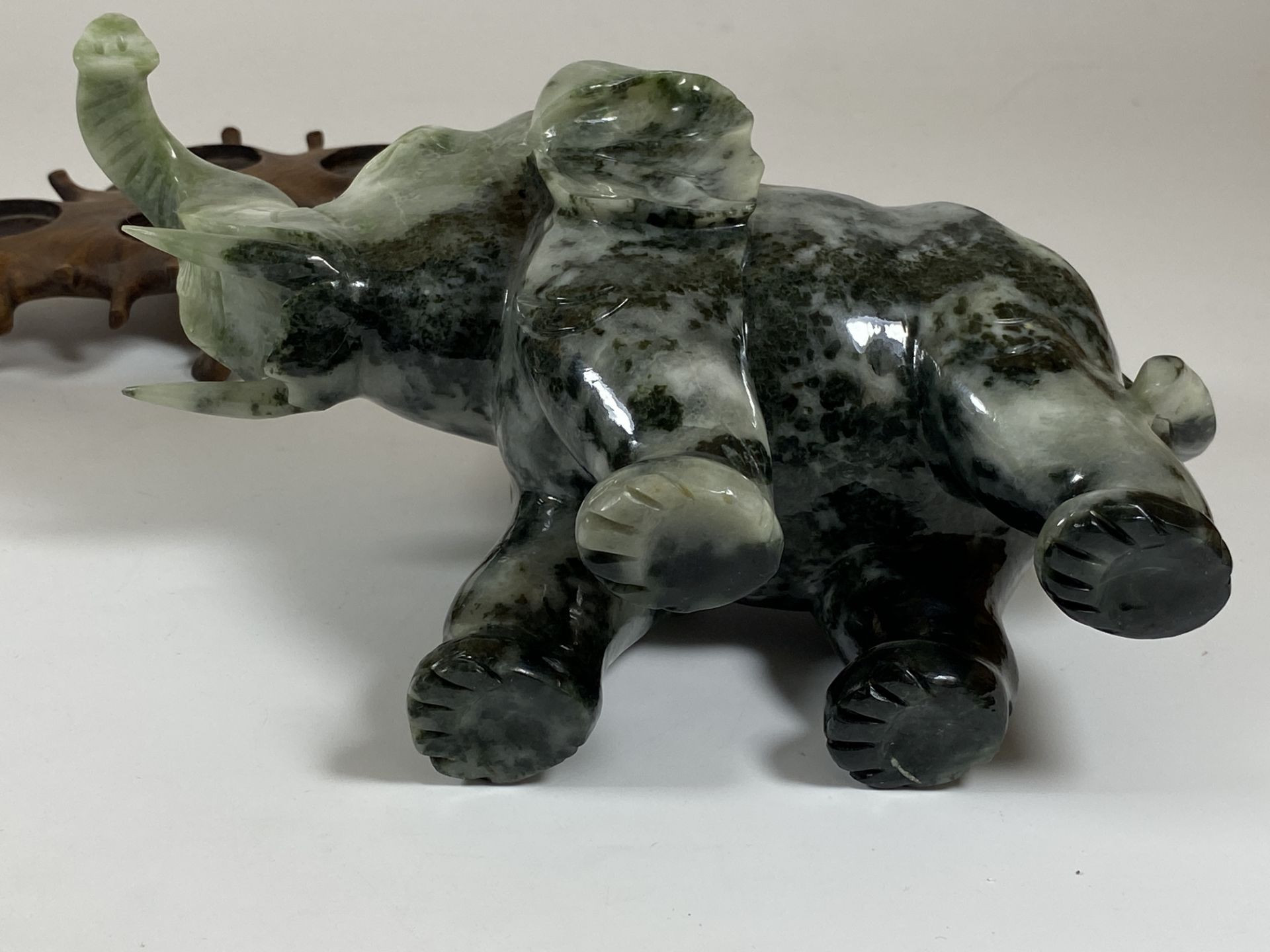 A PAIR OF GREAT QUALITY ORIENTAL CHINESE JADE JADEITE HARDSTONE ELEPHANTS ON CARVED WOODEN BASES, - Image 11 of 18