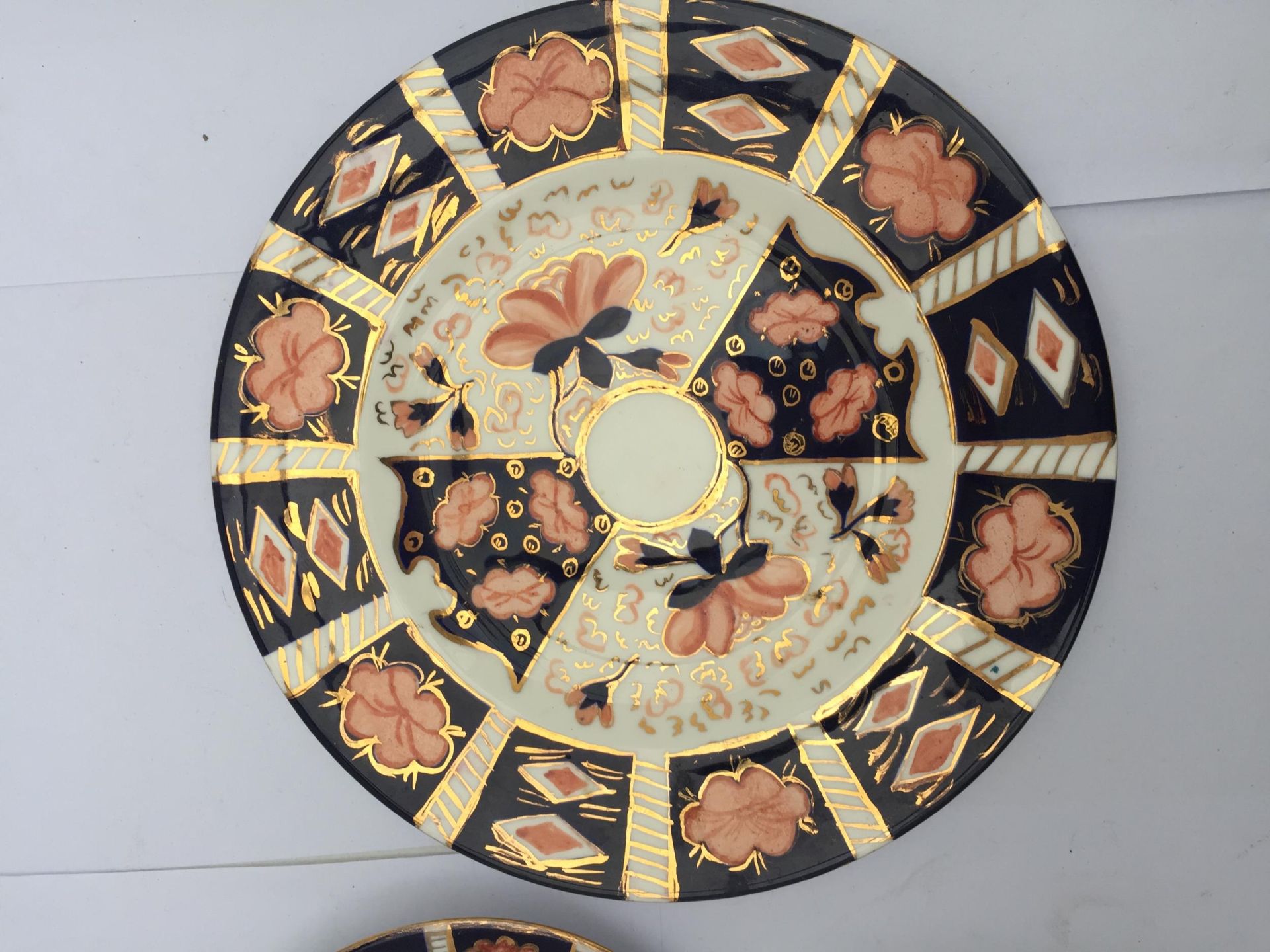 A VINTAGE DERBY STYLE IMARI PATTERN CUP SAUCER AND SIDE PLATE TRIO - Image 3 of 6