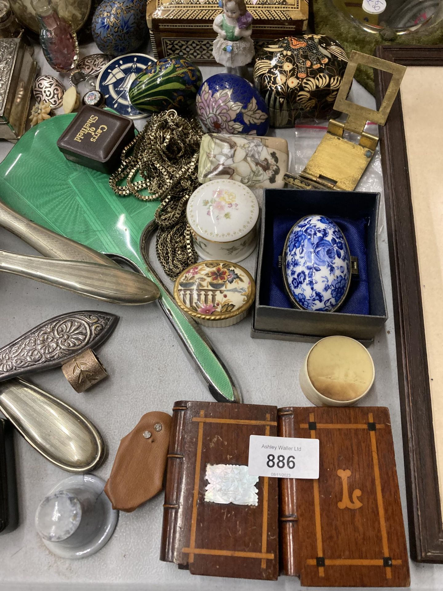 A LARGE MIXED LOT TO INCLUDE PHOTO FRAMES, A CLOISONNE VASE, CANDLESTICKS, PILL BOXES, A SILVER - Image 6 of 6