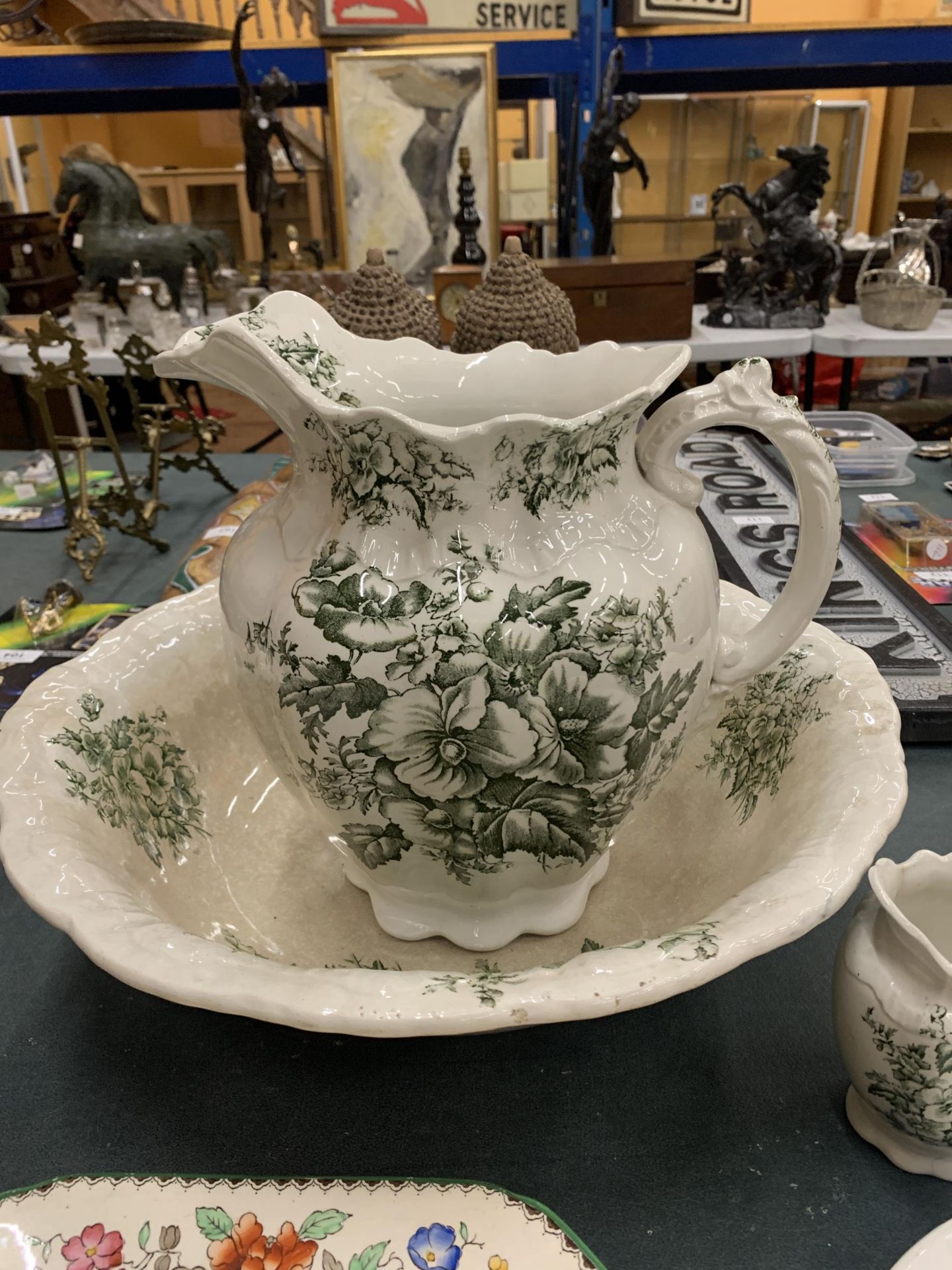 A GROUP OF 19TH CENTURY AND LATER CERAMICS TO INCLUDE WASH JUG AND BOWL, COPELAND SPODE CHINESE ROSE - Image 3 of 4